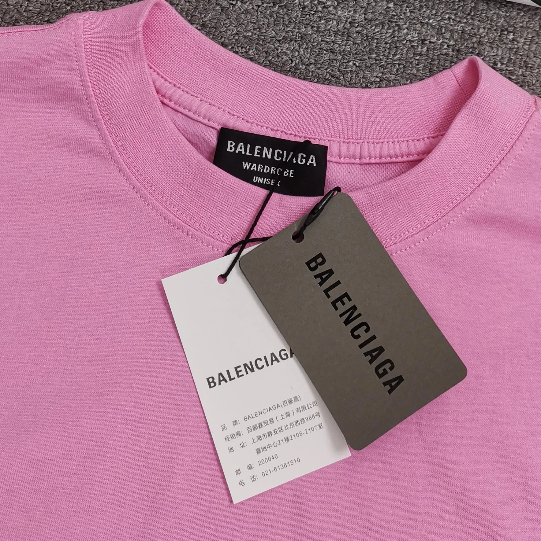 [Gift for Valentine's Day] It can be paired with a gift box. Balenciaga BALENCIAGA sandy pink PARIS is the same trendy brand for male and female couples, pure cotton, loose and breathable short-sleeves. You said that after seeing this color, which girl is not attracted by it? I really love this Sha Pei powder. It took half a month to adjust the color of the fabric in a vat, just to ensure that there is no color difference at all, and to ensure that it is consistent with the counter, and there is no color difference in comparison. When a girl puts it on, the pink color is as tender as a budding cherry blossom, showing youthful vitality. The fabric is made of 26S 280g fabric, and the printing uses Kornit digital single-color direct printing, which is neat and toothless. Color: Sharpei Pink Size: XS-L P:260