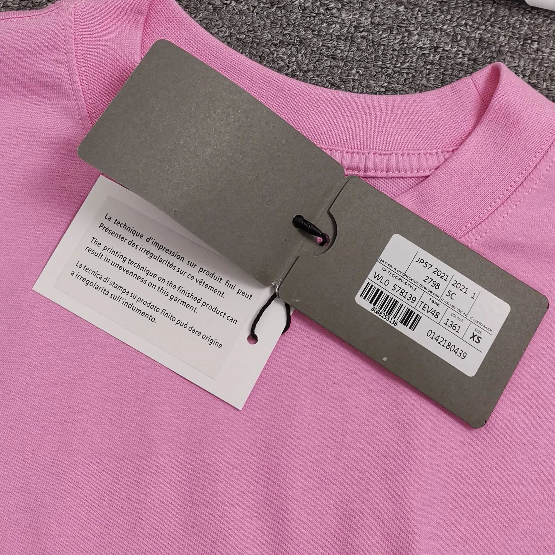[Gift for Valentine's Day] It can be paired with a gift box. Balenciaga BALENCIAGA sandy pink PARIS is the same trendy brand for male and female couples, pure cotton, loose and breathable short-sleeves. You said that after seeing this color, which girl is not attracted by it? I really love this Sha Pei powder. It took half a month to adjust the color of the fabric in a vat, just to ensure that there is no color difference at all, and to ensure that it is consistent with the counter, and there is no color difference in comparison. When a girl puts it on, the pink color is as tender as a budding cherry blossom, showing youthful vitality. The fabric is made of 26S 280g fabric, and the printing uses Kornit digital single-color direct printing, which is neat and toothless. Color: Sharpei Pink Size: XS-L P:260