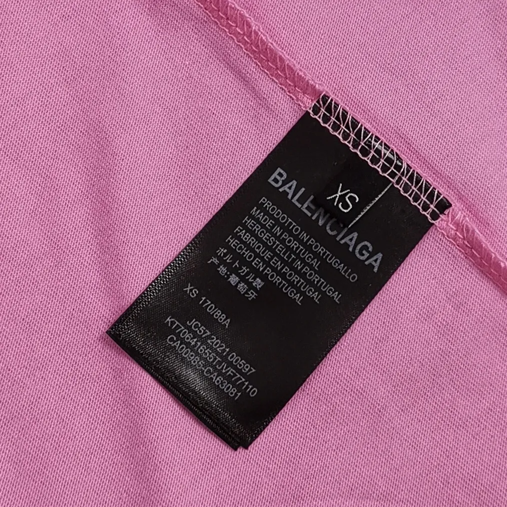 [Gift for Valentine's Day] It can be paired with a gift box. Balenciaga BALENCIAGA sandy pink PARIS is the same trendy brand for male and female couples, pure cotton, loose and breathable short-sleeves. You said that after seeing this color, which girl is not attracted by it? I really love this Sha Pei powder. It took half a month to adjust the color of the fabric in a vat, just to ensure that there is no color difference at all, and to ensure that it is consistent with the counter, and there is no color difference in comparison. When a girl puts it on, the pink color is as tender as a budding cherry blossom, showing youthful vitality. The fabric is made of 26S 280g fabric, and the printing uses Kornit digital single-color direct printing, which is neat and toothless. Color: Sharpei Pink Size: XS-L P:260