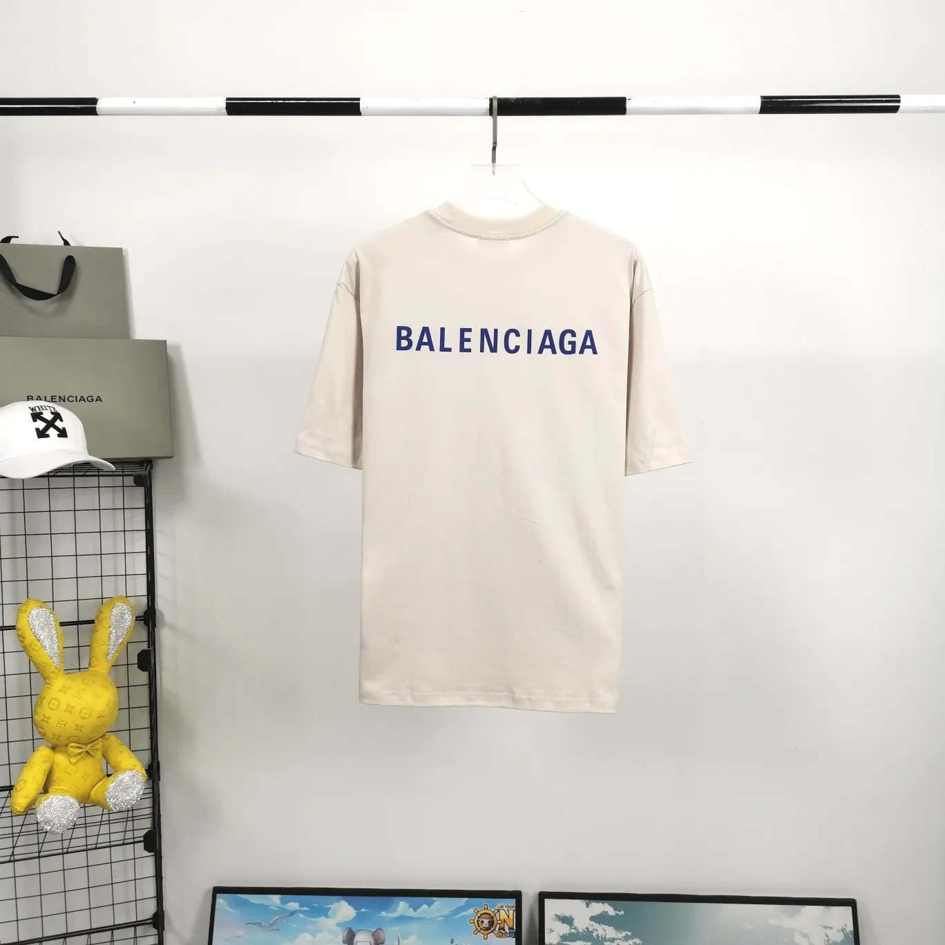 The top tested version of BALENCIAGA with large LOGO basic letters on the back, pure cotton loose fit for male and female couples, the same fashion brand high-end short-sleeved T-shirt. The god of simplicity in Paris, a volume sought after by many stars. Lisa’s favorite basic short-sleeved Paris style, which has a very high appearance rate. Wear alone, paired with jeans, shorts, and sweatpants, it's a versatile style. Xiaohongshu, a hot item on INS, a must-have for Paris fans.  The printing uses white glue as a base, coupled with Kornit direct injection, which ensures the anchorage of the printing and machine washing without any pressure. However, everyone should pay attention to something. The printing of this model is not thick glue, and the printing surface is not shiny. Please pay attention to the importance of version. Don't make a pattern based on the pictures. If you don't have the original version, you won't be able to make it look one to one like the original version. At most, you can just make a look. It's just a piece of clothing without a soul. The fabric is made of 24S 260g double yarn pure cotton fabric. The threads and fabric are custom woven and dyed in the same style, without color difference.  A complete set of customized tags, collar tags, washed, plastic bags, and most importantly, a complete set of bags, tag codes, and codes are all authentic.  Color: White, Black, Royal Blue, Apricot, Floral Gray, Pink Size: XS-L P:240