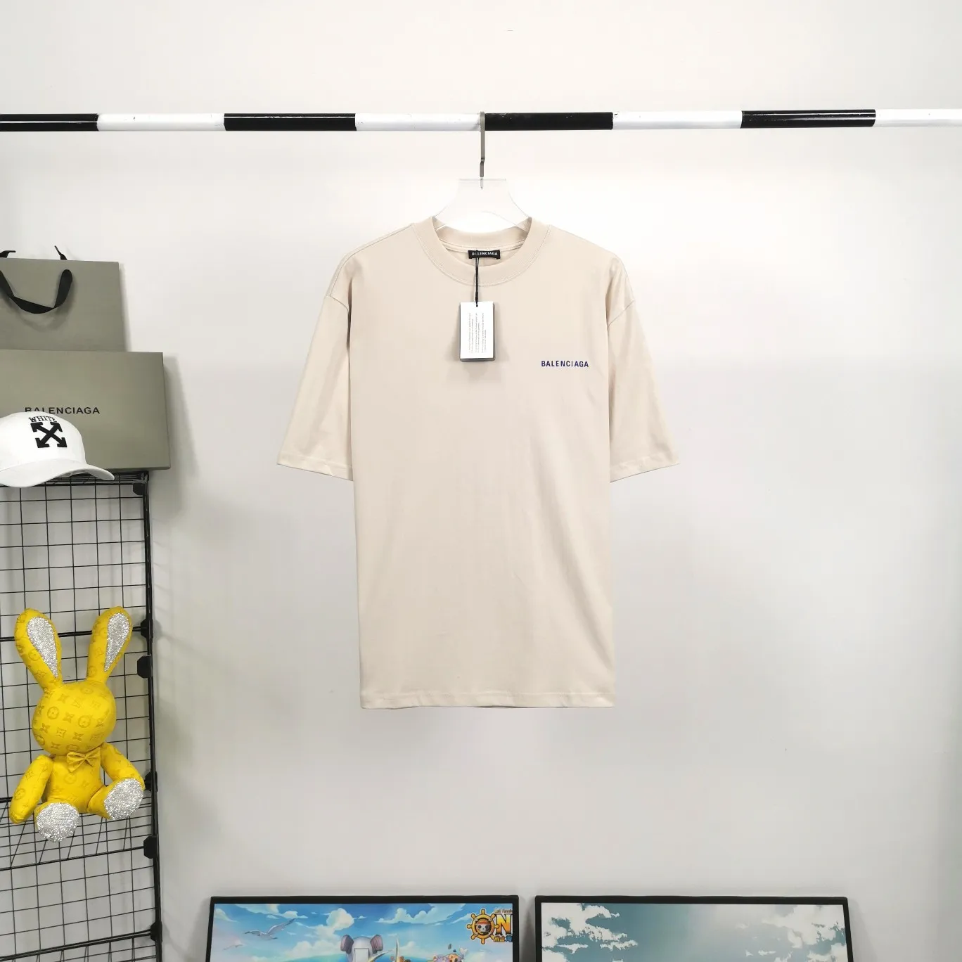 The top tested version of BALENCIAGA with large LOGO basic letters on the back, pure cotton loose fit for male and female couples, the same fashion brand high-end short-sleeved T-shirt. The god of simplicity in Paris, a volume sought after by many stars. Lisa’s favorite basic short-sleeved Paris style, which has a very high appearance rate. Wear alone, paired with jeans, shorts, and sweatpants, it's a versatile style. Xiaohongshu, a hot item on INS, a must-have for Paris fans.  The printing uses white glue as a base, coupled with Kornit direct injection, which ensures the anchorage of the printing and machine washing without any pressure. However, everyone should pay attention to something. The printing of this model is not thick glue, and the printing surface is not shiny. Please pay attention to the importance of version. Don't make a pattern based on the pictures. If you don't have the original version, you won't be able to make it look one to one like the original version. At most, you can just make a look. It's just a piece of clothing without a soul. The fabric is made of 24S 260g double yarn pure cotton fabric. The threads and fabric are custom woven and dyed in the same style, without color difference.  A complete set of customized tags, collar tags, washed, plastic bags, and most importantly, a complete set of bags, tag codes, and codes are all authentic.  Color: White, Black, Royal Blue, Apricot, Floral Gray, Pink Size: XS-L P:240