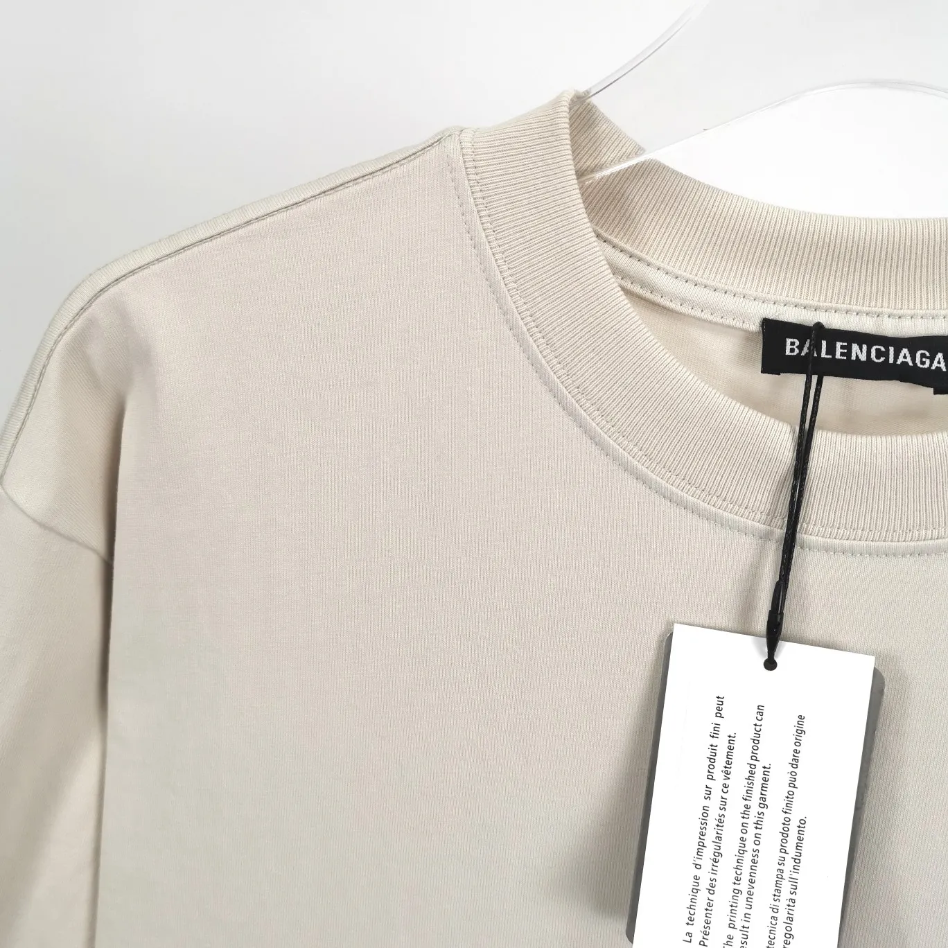 The top tested version of BALENCIAGA with large LOGO basic letters on the back, pure cotton loose fit for male and female couples, the same fashion brand high-end short-sleeved T-shirt. The god of simplicity in Paris, a volume sought after by many stars. Lisa’s favorite basic short-sleeved Paris style, which has a very high appearance rate. Wear alone, paired with jeans, shorts, and sweatpants, it's a versatile style. Xiaohongshu, a hot item on INS, a must-have for Paris fans.  The printing uses white glue as a base, coupled with Kornit direct injection, which ensures the anchorage of the printing and machine washing without any pressure. However, everyone should pay attention to something. The printing of this model is not thick glue, and the printing surface is not shiny. Please pay attention to the importance of version. Don't make a pattern based on the pictures. If you don't have the original version, you won't be able to make it look one to one like the original version. At most, you can just make a look. It's just a piece of clothing without a soul. The fabric is made of 24S 260g double yarn pure cotton fabric. The threads and fabric are custom woven and dyed in the same style, without color difference.  A complete set of customized tags, collar tags, washed, plastic bags, and most importantly, a complete set of bags, tag codes, and codes are all authentic.  Color: White, Black, Royal Blue, Apricot, Floral Gray, Pink Size: XS-L P:240