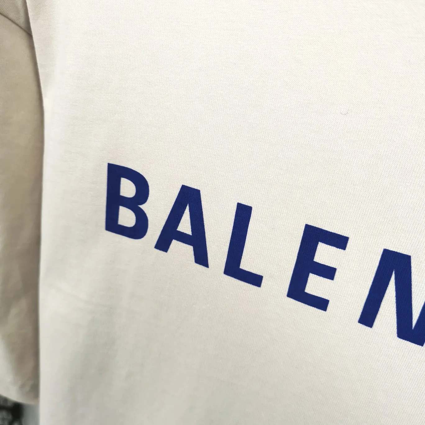 The top tested version of BALENCIAGA with large LOGO basic letters on the back, pure cotton loose fit for male and female couples, the same fashion brand high-end short-sleeved T-shirt. The god of simplicity in Paris, a volume sought after by many stars. Lisa’s favorite basic short-sleeved Paris style, which has a very high appearance rate. Wear alone, paired with jeans, shorts, and sweatpants, it's a versatile style. Xiaohongshu, a hot item on INS, a must-have for Paris fans.  The printing uses white glue as a base, coupled with Kornit direct injection, which ensures the anchorage of the printing and machine washing without any pressure. However, everyone should pay attention to something. The printing of this model is not thick glue, and the printing surface is not shiny. Please pay attention to the importance of version. Don't make a pattern based on the pictures. If you don't have the original version, you won't be able to make it look one to one like the original version. At most, you can just make a look. It's just a piece of clothing without a soul. The fabric is made of 24S 260g double yarn pure cotton fabric. The threads and fabric are custom woven and dyed in the same style, without color difference.  A complete set of customized tags, collar tags, washed, plastic bags, and most importantly, a complete set of bags, tag codes, and codes are all authentic.  Color: White, Black, Royal Blue, Apricot, Floral Gray, Pink Size: XS-L P:240