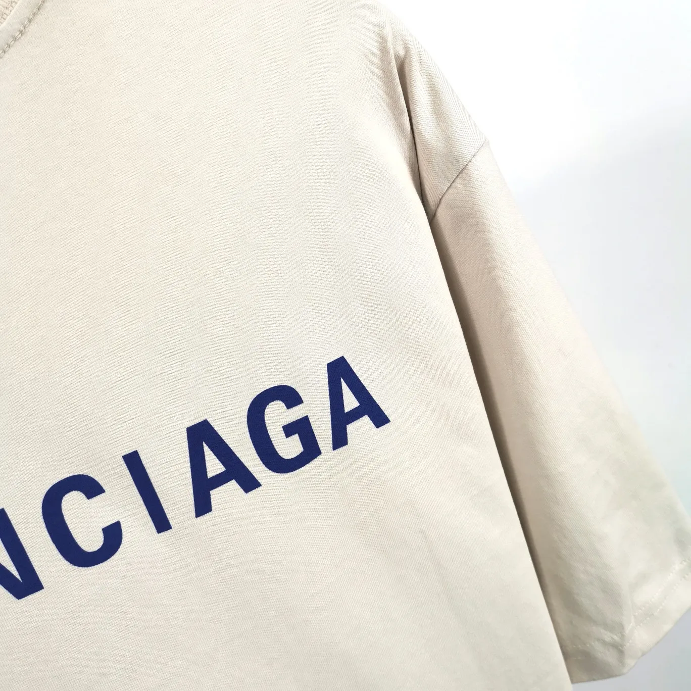 The top tested version of BALENCIAGA with large LOGO basic letters on the back, pure cotton loose fit for male and female couples, the same fashion brand high-end short-sleeved T-shirt. The god of simplicity in Paris, a volume sought after by many stars. Lisa’s favorite basic short-sleeved Paris style, which has a very high appearance rate. Wear alone, paired with jeans, shorts, and sweatpants, it's a versatile style. Xiaohongshu, a hot item on INS, a must-have for Paris fans.  The printing uses white glue as a base, coupled with Kornit direct injection, which ensures the anchorage of the printing and machine washing without any pressure. However, everyone should pay attention to something. The printing of this model is not thick glue, and the printing surface is not shiny. Please pay attention to the importance of version. Don't make a pattern based on the pictures. If you don't have the original version, you won't be able to make it look one to one like the original version. At most, you can just make a look. It's just a piece of clothing without a soul. The fabric is made of 24S 260g double yarn pure cotton fabric. The threads and fabric are custom woven and dyed in the same style, without color difference.  A complete set of customized tags, collar tags, washed, plastic bags, and most importantly, a complete set of bags, tag codes, and codes are all authentic.  Color: White, Black, Royal Blue, Apricot, Floral Gray, Pink Size: XS-L P:240