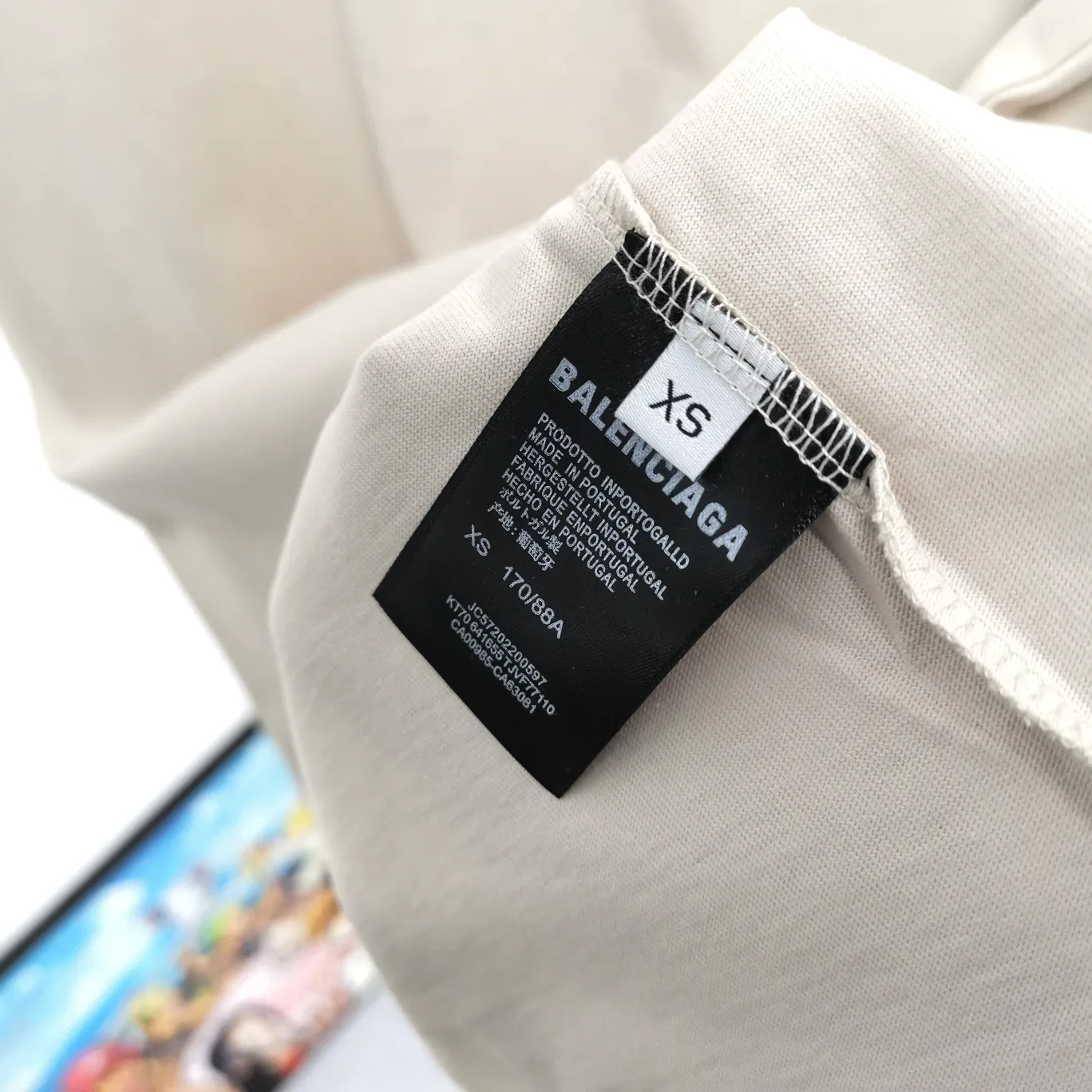 The top tested version of BALENCIAGA with large LOGO basic letters on the back, pure cotton loose fit for male and female couples, the same fashion brand high-end short-sleeved T-shirt. The god of simplicity in Paris, a volume sought after by many stars. Lisa’s favorite basic short-sleeved Paris style, which has a very high appearance rate. Wear alone, paired with jeans, shorts, and sweatpants, it's a versatile style. Xiaohongshu, a hot item on INS, a must-have for Paris fans.  The printing uses white glue as a base, coupled with Kornit direct injection, which ensures the anchorage of the printing and machine washing without any pressure. However, everyone should pay attention to something. The printing of this model is not thick glue, and the printing surface is not shiny. Please pay attention to the importance of version. Don't make a pattern based on the pictures. If you don't have the original version, you won't be able to make it look one to one like the original version. At most, you can just make a look. It's just a piece of clothing without a soul. The fabric is made of 24S 260g double yarn pure cotton fabric. The threads and fabric are custom woven and dyed in the same style, without color difference.  A complete set of customized tags, collar tags, washed, plastic bags, and most importantly, a complete set of bags, tag codes, and codes are all authentic.  Color: White, Black, Royal Blue, Apricot, Floral Gray, Pink Size: XS-L P:240