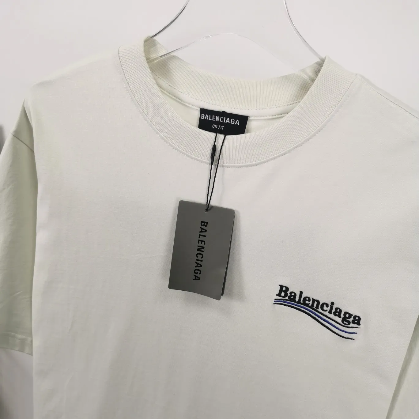 [New arrival] The top tested version of Balenciaga BALENCIAGA Cola Malone embroidery printed male and female couple star same style short-sleeved T-shirt in three colors, guaranteed to be the same as the original fabric, no color difference! Customized dyeing in a package! INS, Xiaohongshu’s popular style, classics that never fade away! The king of orders in Spain, the fried chicken is highly recommended! 32S 280g pure cotton double yarn fabric, comfortable and wide! Full of drape! The printing uses Tajima embroidery machine imported from Japan, which is known as the fighter among embroidery machines. The embroidery is meticulous, with no threads or skipped threads, the printing and embroidery are full and fine, and the letter spacing is consistent with ZP! Wearing it gives you full confidence and peace of mind! The labels and washes are all correct! On behalf of G at the same level! Consistent packaging at the counter!  Size: XS-L Color: Beige, taro purple, active gray, light hemp gray P:260