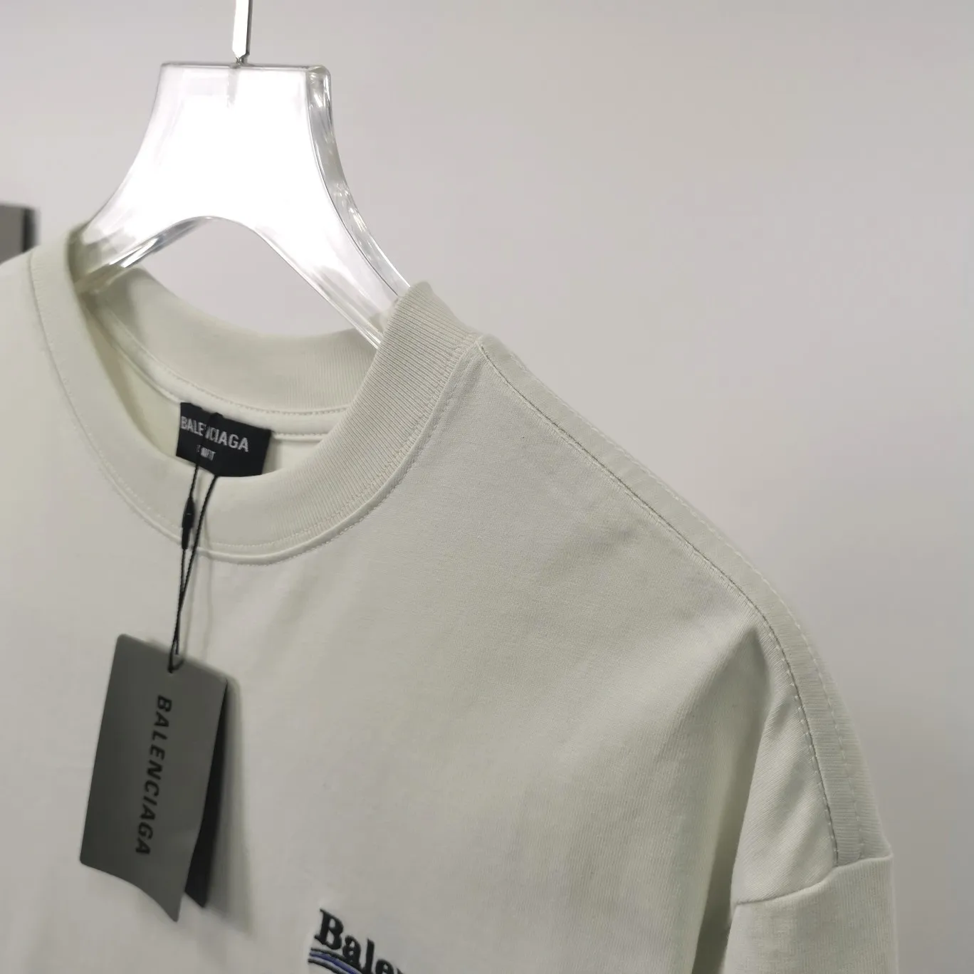 [New arrival] The top tested version of Balenciaga BALENCIAGA Cola Malone embroidery printed male and female couple star same style short-sleeved T-shirt in three colors, guaranteed to be the same as the original fabric, no color difference! Customized dyeing in a package! INS, Xiaohongshu’s popular style, classics that never fade away! The king of orders in Spain, the fried chicken is highly recommended! 32S 280g pure cotton double yarn fabric, comfortable and wide! Full of drape! The printing uses Tajima embroidery machine imported from Japan, which is known as the fighter among embroidery machines. The embroidery is meticulous, with no threads or skipped threads, the printing and embroidery are full and fine, and the letter spacing is consistent with ZP! Wearing it gives you full confidence and peace of mind! The labels and washes are all correct! On behalf of G at the same level! Consistent packaging at the counter!  Size: XS-L Color: Beige, taro purple, active gray, light hemp gray P:260