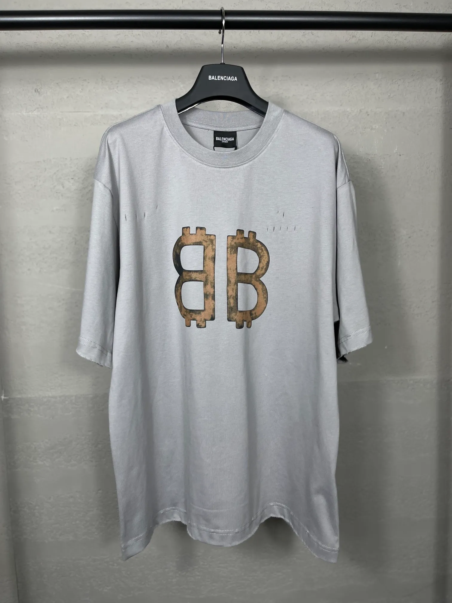 🅿️200 real photos [Top version. Official website quality] BALENCI*GA/Paris. 2023 latest mud hand-painted worn distressed short-sleeved T-shirt. Brick cabinet synchronization. ⚠️Difference in market currency. YB development. Color system is black and blue. Worn. Hand-painted consistent with ZP,‼ ️The fabric is made of Paris ZP custom-woven and dyed 100% double yarn compact cotton. The weight is 260 grams. The cloth surface is clean. The cloth pattern is clear, soft and comfortable. The threads are dyed with no color difference. Ready-made garments are hand-painted, worn, and distressed, with heavy craftsmanship. Comparisons welcome. The version adopts OS loose shoulder design. Same style for men and women. Code: BL223202 Color: black blue, off-white, smoky gray, royal blue. Size: XS to L
