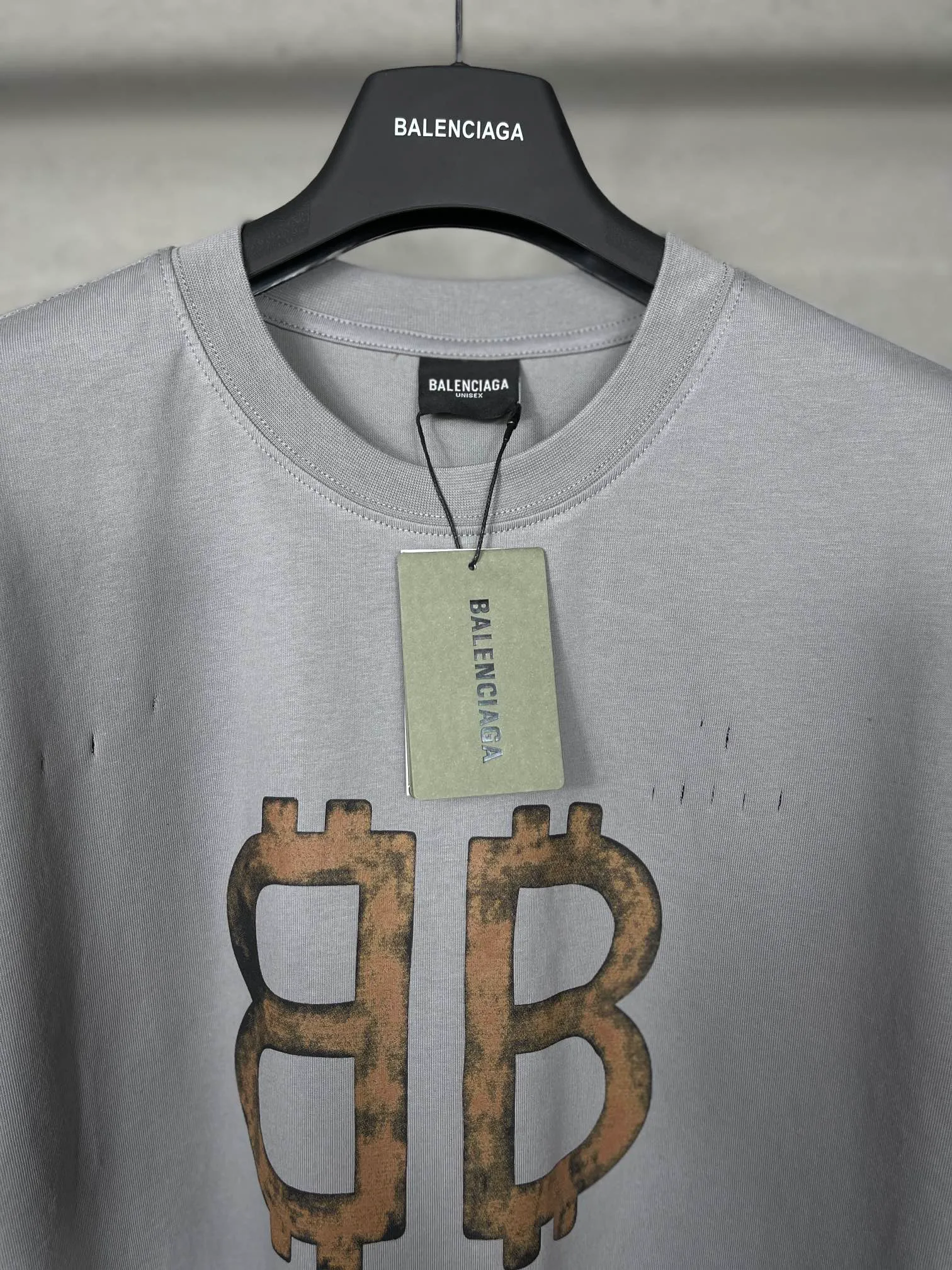 🅿️200 real photos [Top version. Official website quality] BALENCI*GA/Paris. 2023 latest mud hand-painted worn distressed short-sleeved T-shirt. Brick cabinet synchronization. ⚠️Difference in market currency. YB development. Color system is black and blue. Worn. Hand-painted consistent with ZP,‼ ️The fabric is made of Paris ZP custom-woven and dyed 100% double yarn compact cotton. The weight is 260 grams. The cloth surface is clean. The cloth pattern is clear, soft and comfortable. The threads are dyed with no color difference. Ready-made garments are hand-painted, worn, and distressed, with heavy craftsmanship. Comparisons welcome. The version adopts OS loose shoulder design. Same style for men and women. Code: BL223202 Color: black blue, off-white, smoky gray, royal blue. Size: XS to L