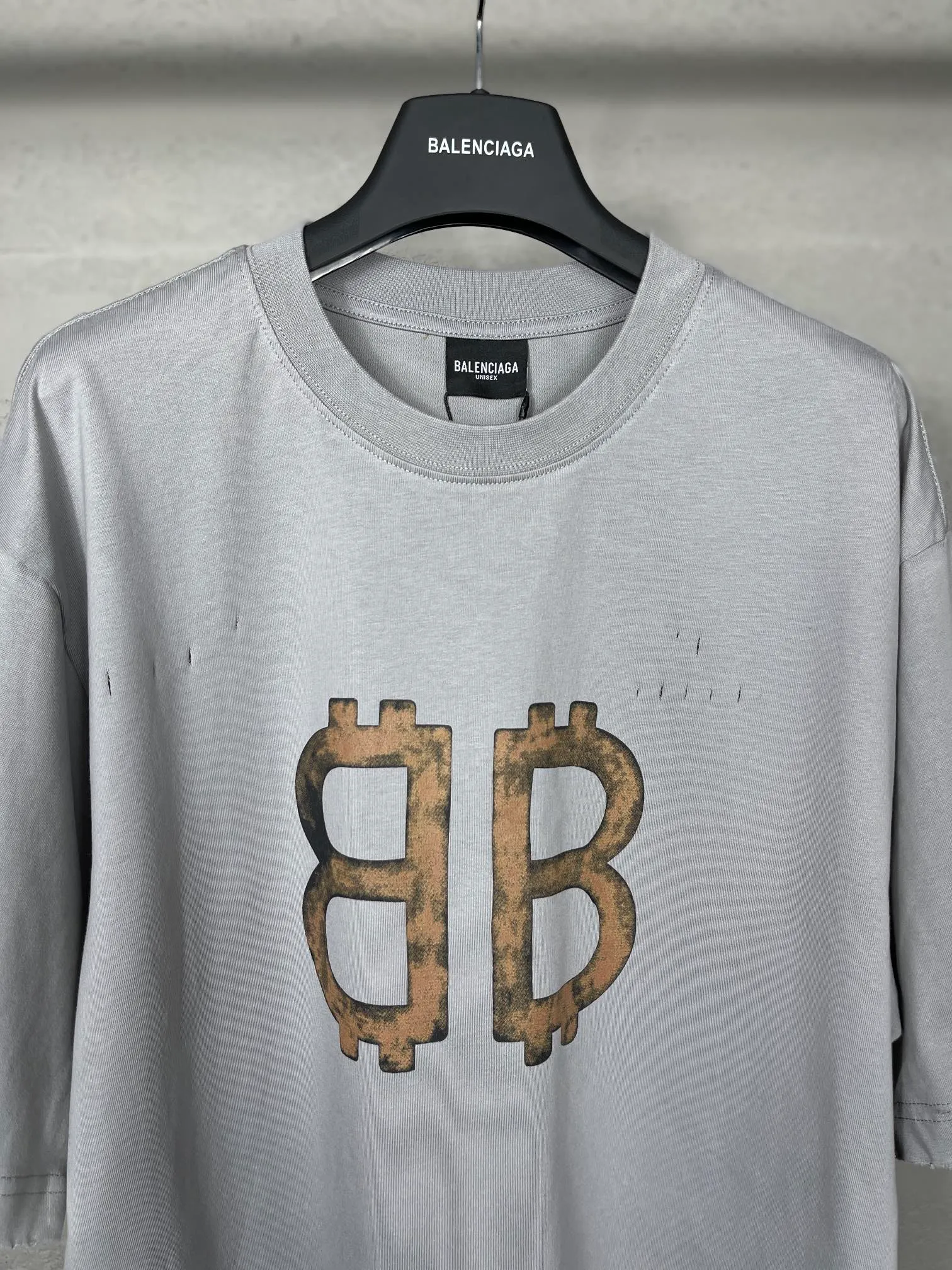 🅿️200 real photos [Top version. Official website quality] BALENCI*GA/Paris. 2023 latest mud hand-painted worn distressed short-sleeved T-shirt. Brick cabinet synchronization. ⚠️Difference in market currency. YB development. Color system is black and blue. Worn. Hand-painted consistent with ZP,‼ ️The fabric is made of Paris ZP custom-woven and dyed 100% double yarn compact cotton. The weight is 260 grams. The cloth surface is clean. The cloth pattern is clear, soft and comfortable. The threads are dyed with no color difference. Ready-made garments are hand-painted, worn, and distressed, with heavy craftsmanship. Comparisons welcome. The version adopts OS loose shoulder design. Same style for men and women. Code: BL223202 Color: black blue, off-white, smoky gray, royal blue. Size: XS to L