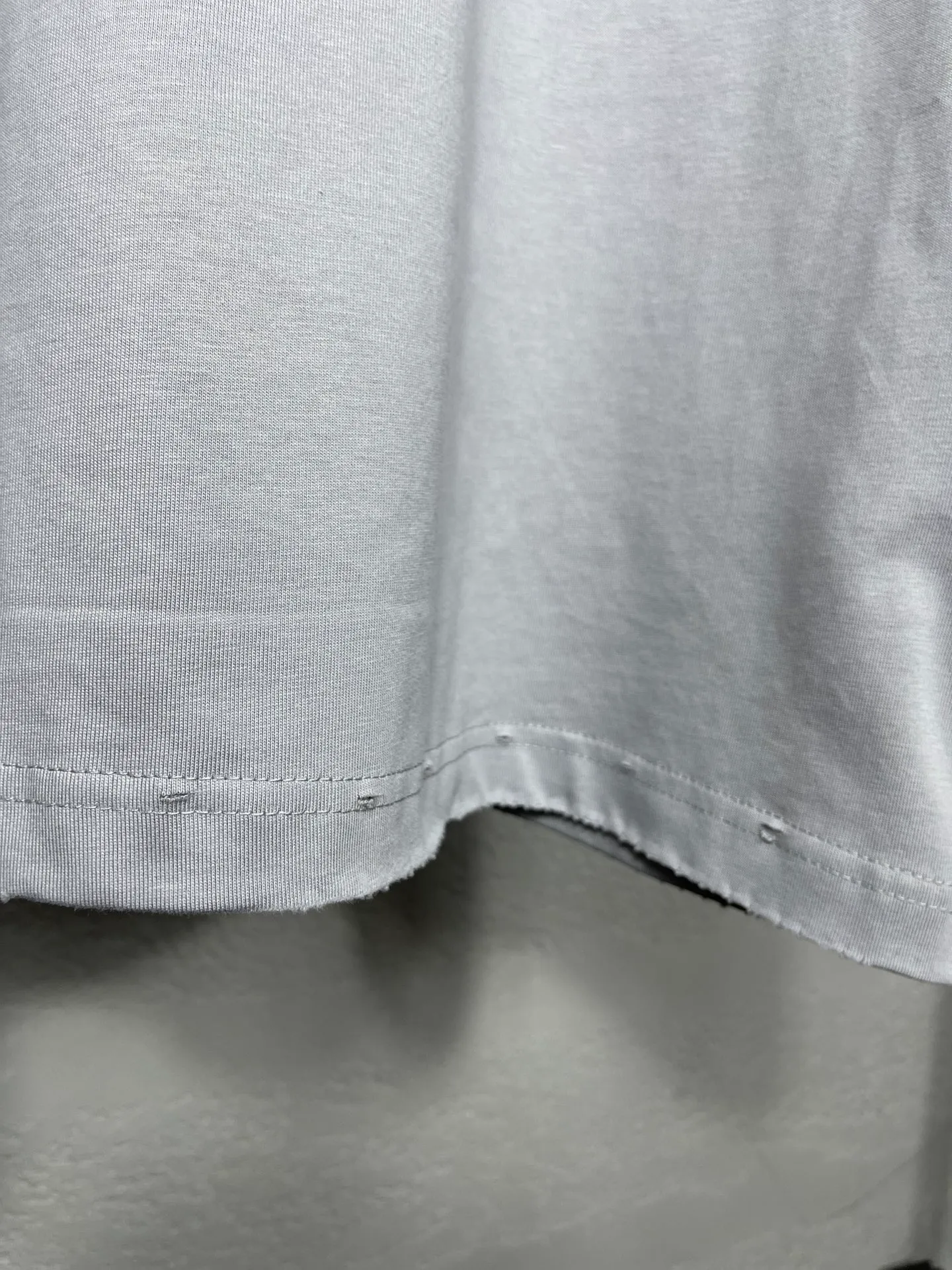 🅿️200 real photos [Top version. Official website quality] BALENCI*GA/Paris. 2023 latest mud hand-painted worn distressed short-sleeved T-shirt. Brick cabinet synchronization. ⚠️Difference in market currency. YB development. Color system is black and blue. Worn. Hand-painted consistent with ZP,‼ ️The fabric is made of Paris ZP custom-woven and dyed 100% double yarn compact cotton. The weight is 260 grams. The cloth surface is clean. The cloth pattern is clear, soft and comfortable. The threads are dyed with no color difference. Ready-made garments are hand-painted, worn, and distressed, with heavy craftsmanship. Comparisons welcome. The version adopts OS loose shoulder design. Same style for men and women. Code: BL223202 Color: black blue, off-white, smoky gray, royal blue. Size: XS to L