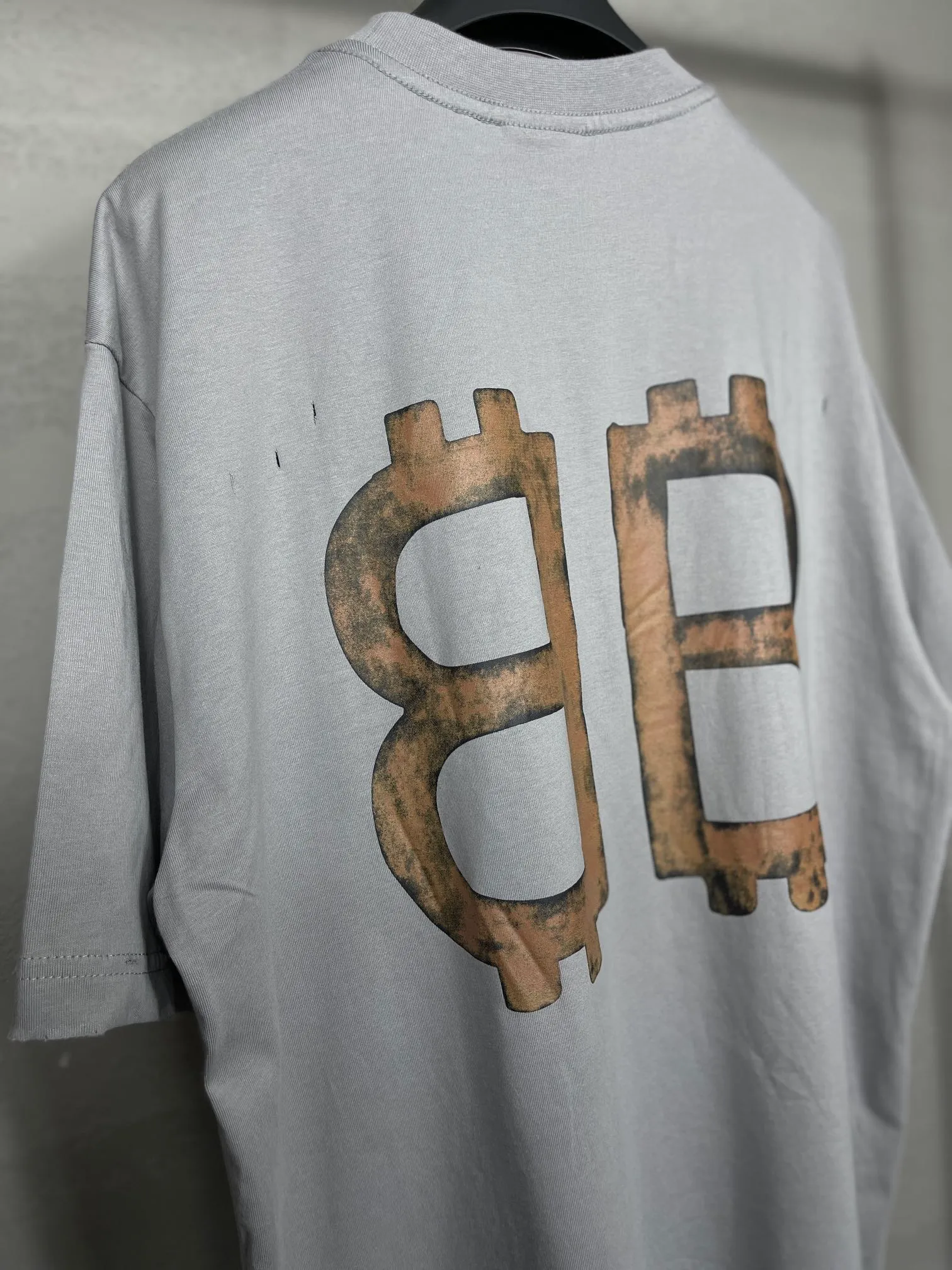 🅿️200 real photos [Top version. Official website quality] BALENCI*GA/Paris. 2023 latest mud hand-painted worn distressed short-sleeved T-shirt. Brick cabinet synchronization. ⚠️Difference in market currency. YB development. Color system is black and blue. Worn. Hand-painted consistent with ZP,‼ ️The fabric is made of Paris ZP custom-woven and dyed 100% double yarn compact cotton. The weight is 260 grams. The cloth surface is clean. The cloth pattern is clear, soft and comfortable. The threads are dyed with no color difference. Ready-made garments are hand-painted, worn, and distressed, with heavy craftsmanship. Comparisons welcome. The version adopts OS loose shoulder design. Same style for men and women. Code: BL223202 Color: black blue, off-white, smoky gray, royal blue. Size: XS to L