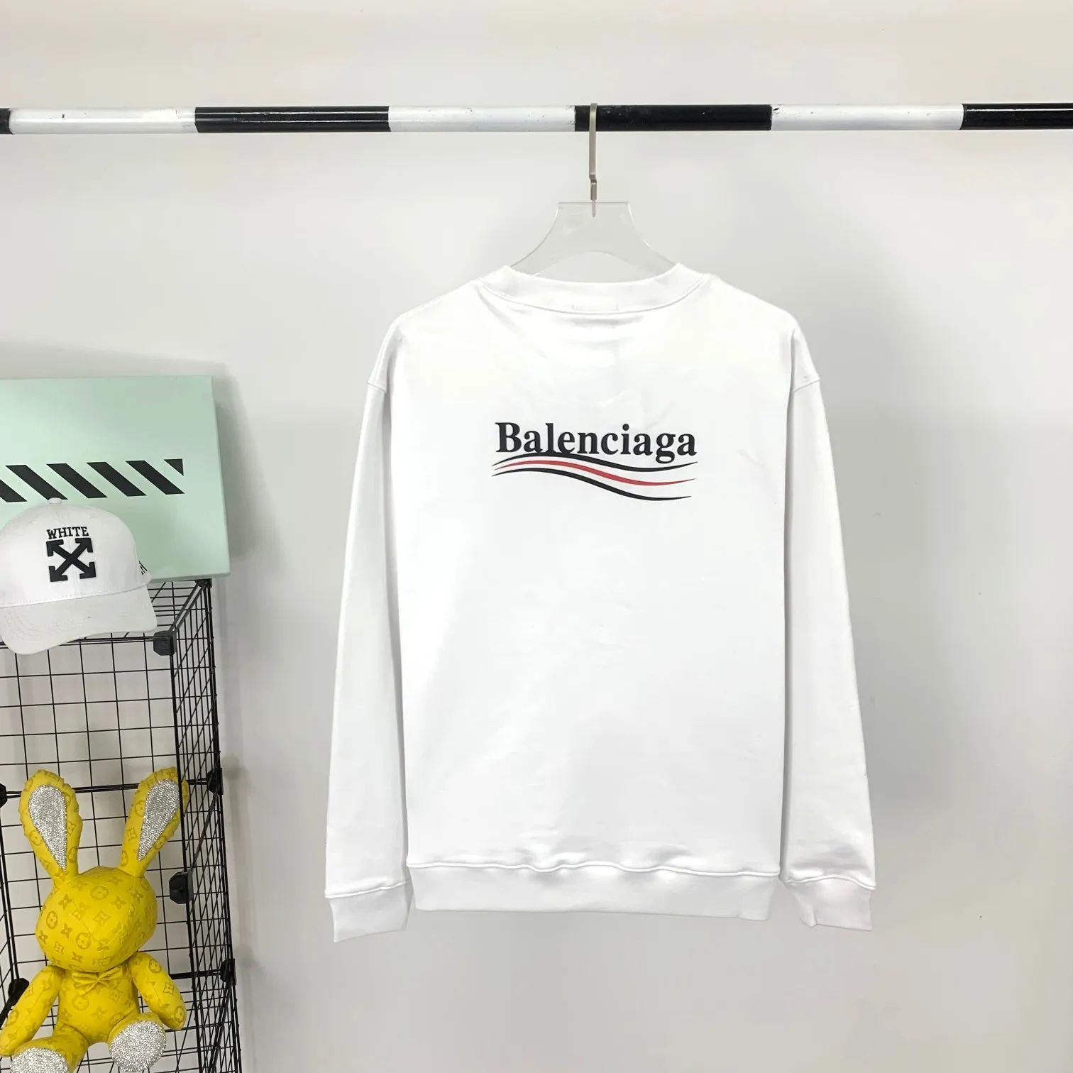Spring and autumn top-notch proven version of Balenciaga's classic loose-fitting unisex pure cotton round-neck sweatshirt. Custom-made fabrics and printed accessories are reproduced one-to-one. The fabric surface is treated with dust-free woolen craftsmanship, and the shoulder and chain seams are made of 0.8cm bundled strips inside. The special machine-edged double chain-wrapped thread-stitched pure cotton is here to explain why mine is dozens of yuan more expensive than others: 1. Each model is produced by the company. The details of the workmanship and fabrics are consistent with the original ones. There is no color difference between the ones at the counters. Guaranteed no color difference. Replicas are not scary. Whoever is fake is embarrassed. It’s not shameful to make a replica, it’s shameful if you can’t buy the correct version if you make a replica. All of my series can be found in all major places and will be absolutely stunning!  2. The fabric is made of 460 Paris special fabric. No one can make it better than mine. There is really no way to compare with the ordinary version on the market. Respect it. It is authentic and costs thousands of dollars. Don’t go for the quality of street stalls. 3. The workmanship is fully restored and the packaging is fully restored. 4. I guarantee here that this is the highest quality you can find. Size: XS-L Color: haze blue, navy blue, white P:350