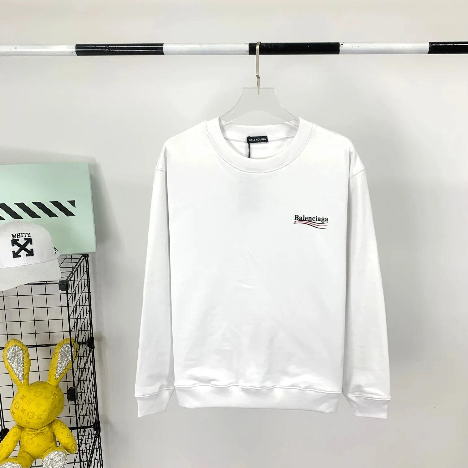 Spring and autumn top-notch proven version of Balenciaga's classic loose-fitting unisex pure cotton round-neck sweatshirt. Custom-made fabrics and printed accessories are reproduced one-to-one. The fabric surface is treated with dust-free woolen craftsmanship, and the shoulder and chain seams are made of 0.8cm bundled strips inside. The special machine-edged double chain-wrapped thread-stitched pure cotton is here to explain why mine is dozens of yuan more expensive than others: 1. Each model is produced by the company. The details of the workmanship and fabrics are consistent with the original ones. There is no color difference between the ones at the counters. Guaranteed no color difference. Replicas are not scary. Whoever is fake is embarrassed. It’s not shameful to make a replica, it’s shameful if you can’t buy the correct version if you make a replica. All of my series can be found in all major places and will be absolutely stunning!  2. The fabric is made of 460 Paris special fabric. No one can make it better than mine. There is really no way to compare with the ordinary version on the market. Respect it. It is authentic and costs thousands of dollars. Don’t go for the quality of street stalls. 3. The workmanship is fully restored and the packaging is fully restored. 4. I guarantee here that this is the highest quality you can find. Size: XS-L Color: haze blue, navy blue, white P:350