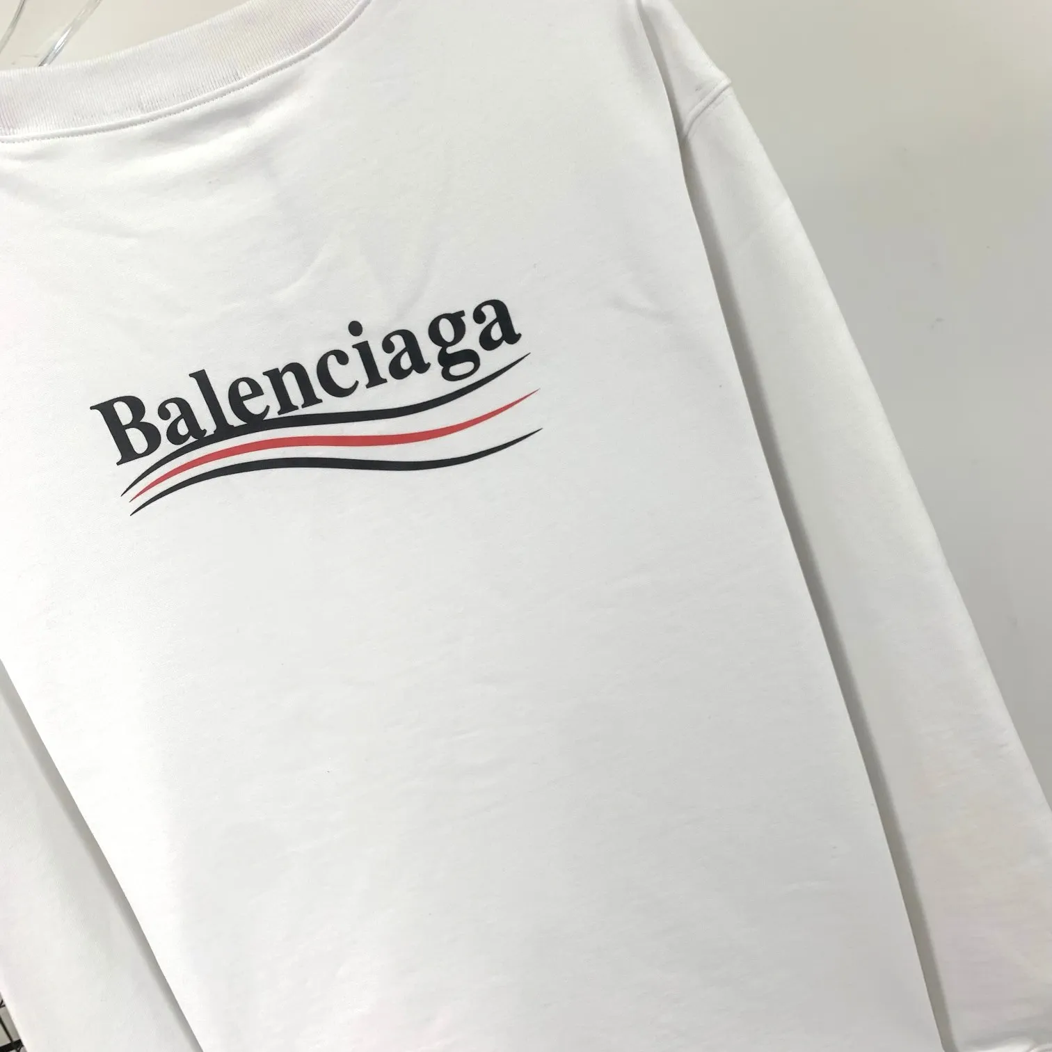 Spring and autumn top-notch proven version of Balenciaga's classic loose-fitting unisex pure cotton round-neck sweatshirt. Custom-made fabrics and printed accessories are reproduced one-to-one. The fabric surface is treated with dust-free woolen craftsmanship, and the shoulder and chain seams are made of 0.8cm bundled strips inside. The special machine-edged double chain-wrapped thread-stitched pure cotton is here to explain why mine is dozens of yuan more expensive than others: 1. Each model is produced by the company. The details of the workmanship and fabrics are consistent with the original ones. There is no color difference between the ones at the counters. Guaranteed no color difference. Replicas are not scary. Whoever is fake is embarrassed. It’s not shameful to make a replica, it’s shameful if you can’t buy the correct version if you make a replica. All of my series can be found in all major places and will be absolutely stunning!  2. The fabric is made of 460 Paris special fabric. No one can make it better than mine. There is really no way to compare with the ordinary version on the market. Respect it. It is authentic and costs thousands of dollars. Don’t go for the quality of street stalls. 3. The workmanship is fully restored and the packaging is fully restored. 4. I guarantee here that this is the highest quality you can find. Size: XS-L Color: haze blue, navy blue, white P:350