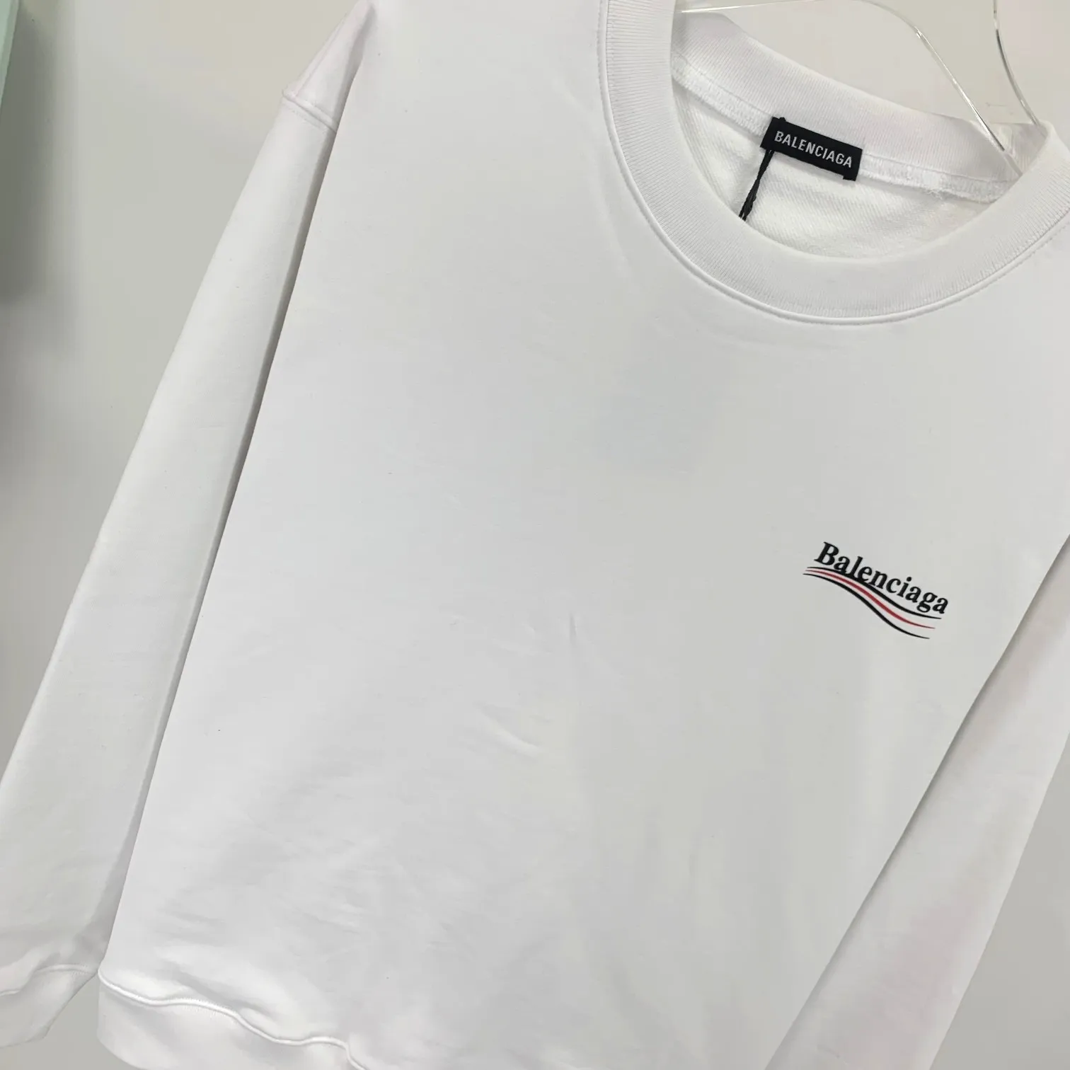 Spring and autumn top-notch proven version of Balenciaga's classic loose-fitting unisex pure cotton round-neck sweatshirt. Custom-made fabrics and printed accessories are reproduced one-to-one. The fabric surface is treated with dust-free woolen craftsmanship, and the shoulder and chain seams are made of 0.8cm bundled strips inside. The special machine-edged double chain-wrapped thread-stitched pure cotton is here to explain why mine is dozens of yuan more expensive than others: 1. Each model is produced by the company. The details of the workmanship and fabrics are consistent with the original ones. There is no color difference between the ones at the counters. Guaranteed no color difference. Replicas are not scary. Whoever is fake is embarrassed. It’s not shameful to make a replica, it’s shameful if you can’t buy the correct version if you make a replica. All of my series can be found in all major places and will be absolutely stunning!  2. The fabric is made of 460 Paris special fabric. No one can make it better than mine. There is really no way to compare with the ordinary version on the market. Respect it. It is authentic and costs thousands of dollars. Don’t go for the quality of street stalls. 3. The workmanship is fully restored and the packaging is fully restored. 4. I guarantee here that this is the highest quality you can find. Size: XS-L Color: haze blue, navy blue, white P:350