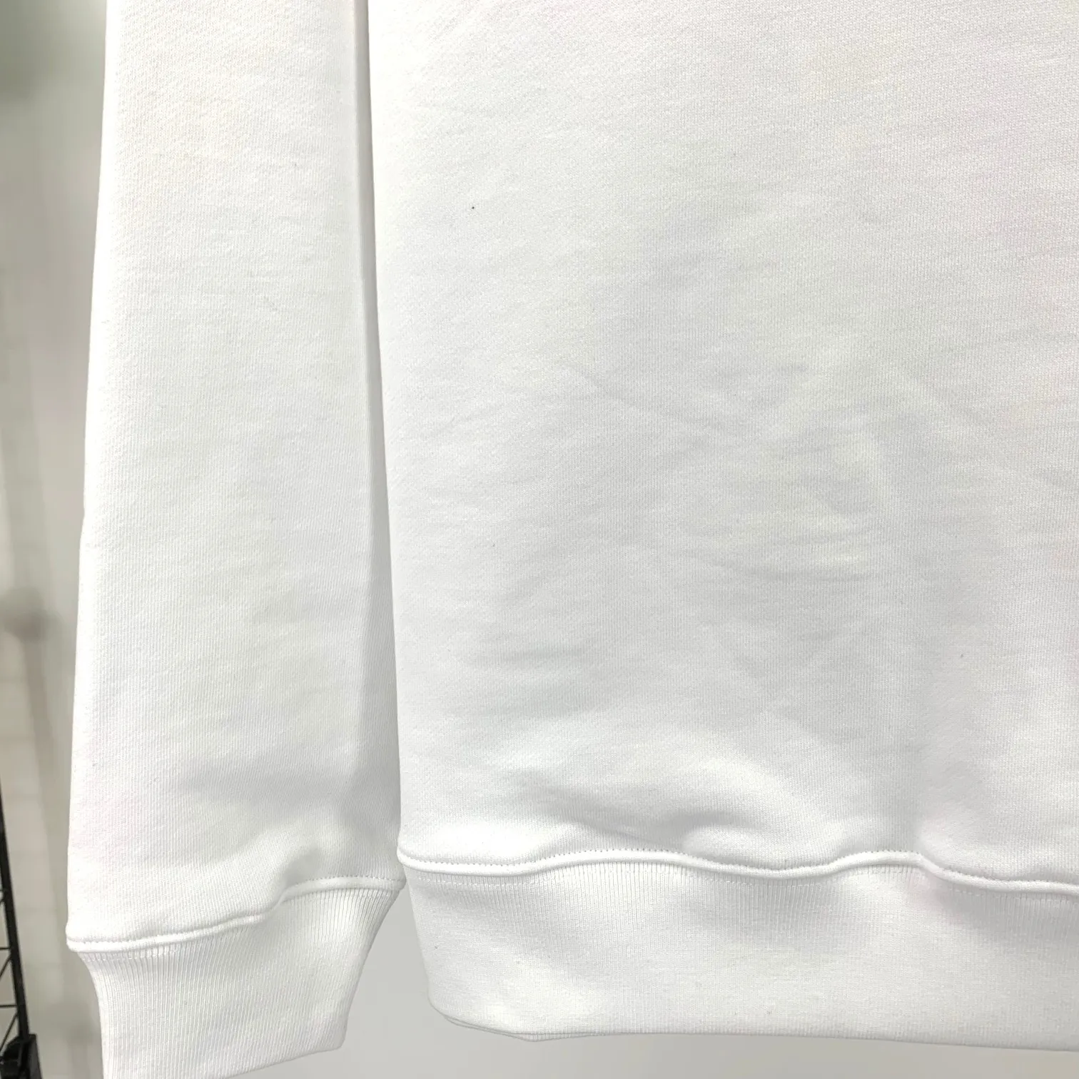 Spring and autumn top-notch proven version of Balenciaga's classic loose-fitting unisex pure cotton round-neck sweatshirt. Custom-made fabrics and printed accessories are reproduced one-to-one. The fabric surface is treated with dust-free woolen craftsmanship, and the shoulder and chain seams are made of 0.8cm bundled strips inside. The special machine-edged double chain-wrapped thread-stitched pure cotton is here to explain why mine is dozens of yuan more expensive than others: 1. Each model is produced by the company. The details of the workmanship and fabrics are consistent with the original ones. There is no color difference between the ones at the counters. Guaranteed no color difference. Replicas are not scary. Whoever is fake is embarrassed. It’s not shameful to make a replica, it’s shameful if you can’t buy the correct version if you make a replica. All of my series can be found in all major places and will be absolutely stunning!  2. The fabric is made of 460 Paris special fabric. No one can make it better than mine. There is really no way to compare with the ordinary version on the market. Respect it. It is authentic and costs thousands of dollars. Don’t go for the quality of street stalls. 3. The workmanship is fully restored and the packaging is fully restored. 4. I guarantee here that this is the highest quality you can find. Size: XS-L Color: haze blue, navy blue, white P:350