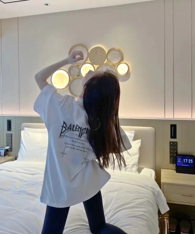 🎀Hot model pictures🎀【Latest new】Top tested version Balenciaga 23SS new 3D letters pure cotton short-sleeved T-shirt Balenciaga was founded by Cristobal Balenciaga, a great genius designer known as representing the twentieth century. For more than half a century since the brand was founded, Balenciaga has been famous for its fashionable elegance in the fashion industry. You can find any of your favorite logos on the front and back of this piece, Ness.  The front and rear printing uses low-coverage screen printing technology, and the glue is imported. The printing is very delicate, and the scratched out problems are very clear and there are no burrs. The fabric is made of 280g double-ply double-yarn pure cotton loose fabric, which is loose and breathable, has good drying effect, full drape and skin toning. Three-dimensional drawing technology + dot gradient printing, oversize dropped shoulders and large version, easy to match, same style for men and women! Color: Black White Size: XS S M L