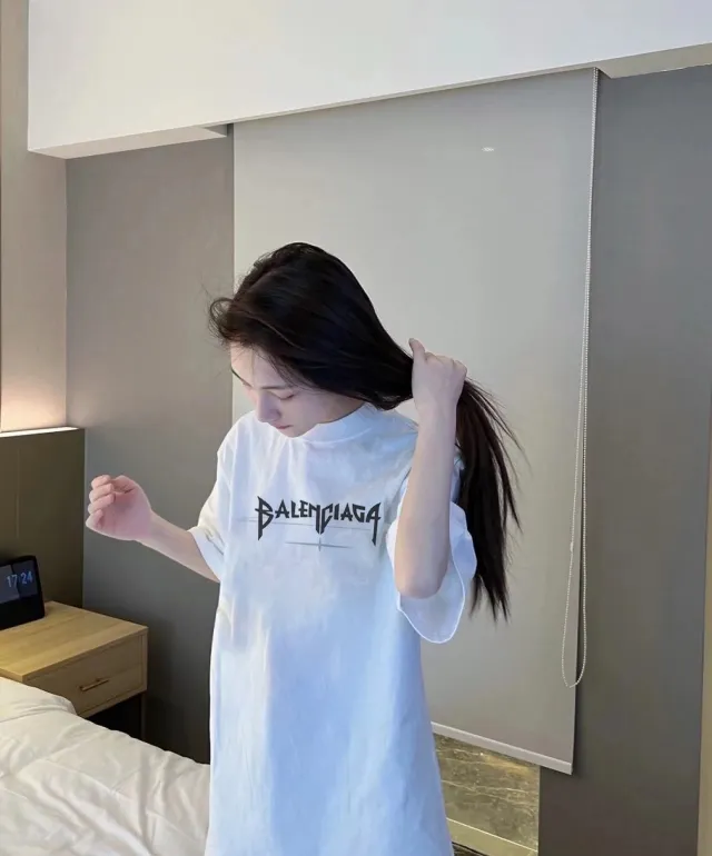 🎀Hot model pictures🎀【Latest new】Top tested version Balenciaga 23SS new 3D letters pure cotton short-sleeved T-shirt Balenciaga was founded by Cristobal Balenciaga, a great genius designer known as representing the twentieth century. For more than half a century since the brand was founded, Balenciaga has been famous for its fashionable elegance in the fashion industry. You can find any of your favorite logos on the front and back of this piece, Ness.  The front and rear printing uses low-coverage screen printing technology, and the glue is imported. The printing is very delicate, and the scratched out problems are very clear and there are no burrs. The fabric is made of 280g double-ply double-yarn pure cotton loose fabric, which is loose and breathable, has good drying effect, full drape and skin toning. Three-dimensional drawing technology + dot gradient printing, oversize dropped shoulders and large version, easy to match, same style for men and women! Color: Black White Size: XS S M L