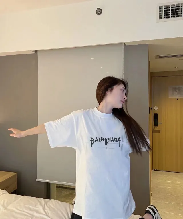 🎀Hot model pictures🎀【Latest new】Top tested version Balenciaga 23SS new 3D letters pure cotton short-sleeved T-shirt Balenciaga was founded by Cristobal Balenciaga, a great genius designer known as representing the twentieth century. For more than half a century since the brand was founded, Balenciaga has been famous for its fashionable elegance in the fashion industry. You can find any of your favorite logos on the front and back of this piece, Ness.  The front and rear printing uses low-coverage screen printing technology, and the glue is imported. The printing is very delicate, and the scratched out problems are very clear and there are no burrs. The fabric is made of 280g double-ply double-yarn pure cotton loose fabric, which is loose and breathable, has good drying effect, full drape and skin toning. Three-dimensional drawing technology + dot gradient printing, oversize dropped shoulders and large version, easy to match, same style for men and women! Color: Black White Size: XS S M L
