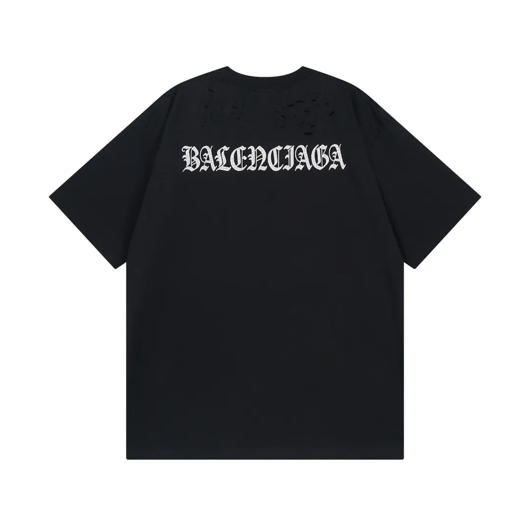 🅿️186 Detailed picture [Top version. Official website quality] BALENCI*GA/Paris. Back LOGO washed and worn series new T-shirt #2024 new style. The reverse stitching design is full of sense. The new LOGO crack printing is used on the back, and the ready-made clothes are washed and worn. Notice! ️This original version is made of reverse stitching, worn and washed to make it old. It is the normal practice in Jubie market #2024 spring and summer brick cabinet synchronization. Welcome to compare. The fabric is made of Paris ZP custom-woven and dyed cotton double yarn, with a weight of 260 grams. The cloth surface is clean. The cloth pattern is clear, soft and comfortable. The threads are dyed with no color difference. The classic letter LOGO is printed with imported environmentally friendly glue. The letters are clear and the effect is three-dimensional. Restore the brick cabinet, adopt OS loose shoulder style. Same style for men and women. Coding: BL223358 Color: black, pink (the price of pink is different) Size: XS to L
