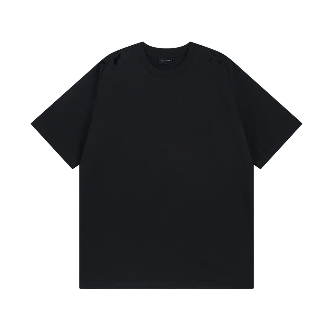 🅿️186 Detailed picture [Top version. Official website quality] BALENCI*GA/Paris. Back LOGO washed and worn series new T-shirt #2024 new style. The reverse stitching design is full of sense. The new LOGO crack printing is used on the back, and the ready-made clothes are washed and worn. Notice! ️This original version is made of reverse stitching, worn and washed to make it old. It is the normal practice in Jubie market #2024 spring and summer brick cabinet synchronization. Welcome to compare. The fabric is made of Paris ZP custom-woven and dyed cotton double yarn, with a weight of 260 grams. The cloth surface is clean. The cloth pattern is clear, soft and comfortable. The threads are dyed with no color difference. The classic letter LOGO is printed with imported environmentally friendly glue. The letters are clear and the effect is three-dimensional. Restore the brick cabinet, adopt OS loose shoulder style. Same style for men and women. Coding: BL223358 Color: black, pink (the price of pink is different) Size: XS to L
