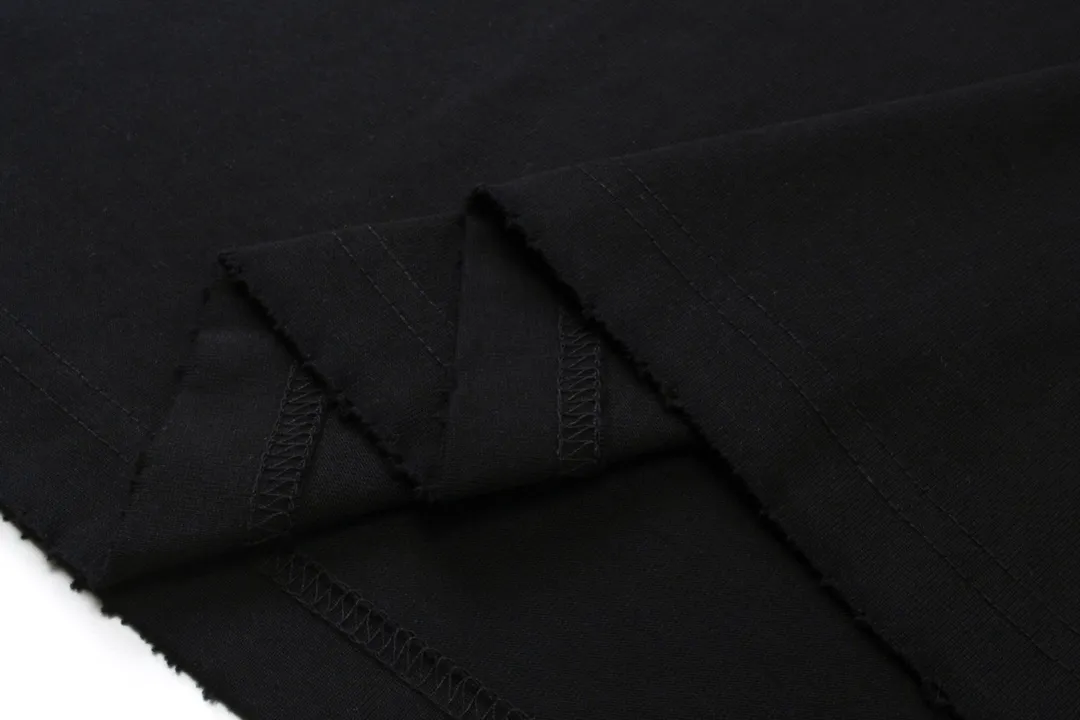 🅿️186 Detailed picture [Top version. Official website quality] BALENCI*GA/Paris. Back LOGO washed and worn series new T-shirt #2024 new style. The reverse stitching design is full of sense. The new LOGO crack printing is used on the back, and the ready-made clothes are washed and worn. Notice! ️This original version is made of reverse stitching, worn and washed to make it old. It is the normal practice in Jubie market #2024 spring and summer brick cabinet synchronization. Welcome to compare. The fabric is made of Paris ZP custom-woven and dyed cotton double yarn, with a weight of 260 grams. The cloth surface is clean. The cloth pattern is clear, soft and comfortable. The threads are dyed with no color difference. The classic letter LOGO is printed with imported environmentally friendly glue. The letters are clear and the effect is three-dimensional. Restore the brick cabinet, adopt OS loose shoulder style. Same style for men and women. Coding: BL223358 Color: black, pink (the price of pink is different) Size: XS to L