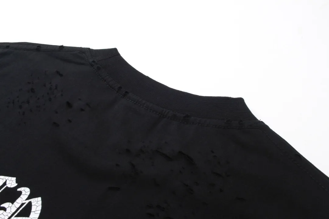 🅿️186 Detailed picture [Top version. Official website quality] BALENCI*GA/Paris. Back LOGO washed and worn series new T-shirt #2024 new style. The reverse stitching design is full of sense. The new LOGO crack printing is used on the back, and the ready-made clothes are washed and worn. Notice! ️This original version is made of reverse stitching, worn and washed to make it old. It is the normal practice in Jubie market #2024 spring and summer brick cabinet synchronization. Welcome to compare. The fabric is made of Paris ZP custom-woven and dyed cotton double yarn, with a weight of 260 grams. The cloth surface is clean. The cloth pattern is clear, soft and comfortable. The threads are dyed with no color difference. The classic letter LOGO is printed with imported environmentally friendly glue. The letters are clear and the effect is three-dimensional. Restore the brick cabinet, adopt OS loose shoulder style. Same style for men and women. Coding: BL223358 Color: black, pink (the price of pink is different) Size: XS to L