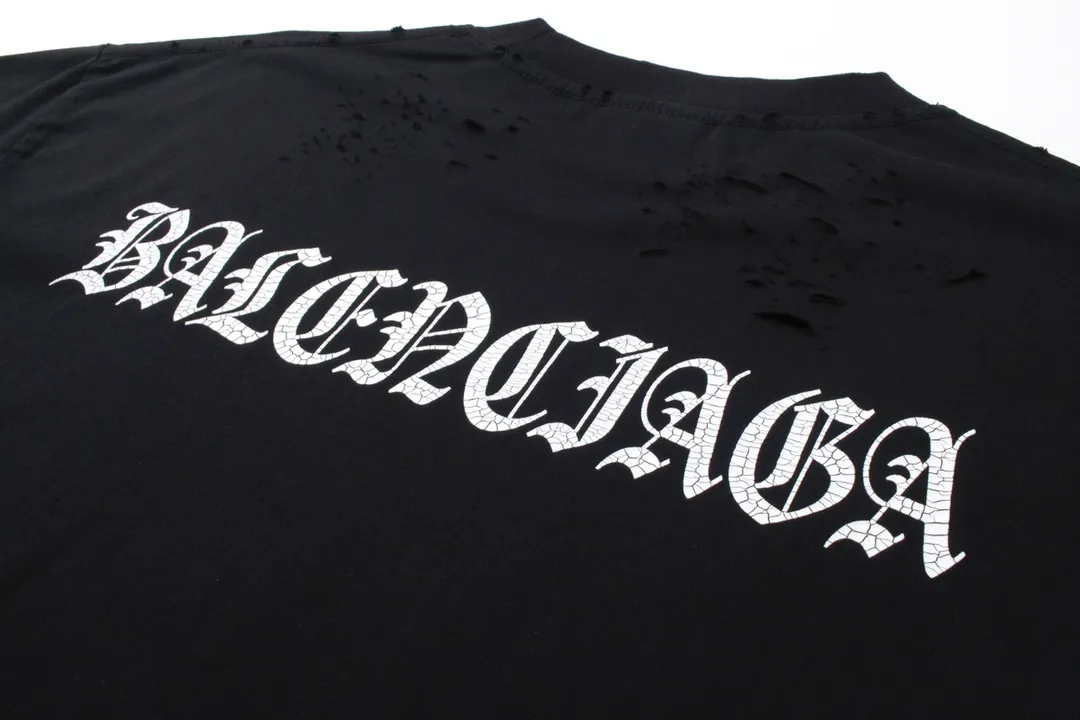 🅿️186 Detailed picture [Top version. Official website quality] BALENCI*GA/Paris. Back LOGO washed and worn series new T-shirt #2024 new style. The reverse stitching design is full of sense. The new LOGO crack printing is used on the back, and the ready-made clothes are washed and worn. Notice! ️This original version is made of reverse stitching, worn and washed to make it old. It is the normal practice in Jubie market #2024 spring and summer brick cabinet synchronization. Welcome to compare. The fabric is made of Paris ZP custom-woven and dyed cotton double yarn, with a weight of 260 grams. The cloth surface is clean. The cloth pattern is clear, soft and comfortable. The threads are dyed with no color difference. The classic letter LOGO is printed with imported environmentally friendly glue. The letters are clear and the effect is three-dimensional. Restore the brick cabinet, adopt OS loose shoulder style. Same style for men and women. Coding: BL223358 Color: black, pink (the price of pink is different) Size: XS to L