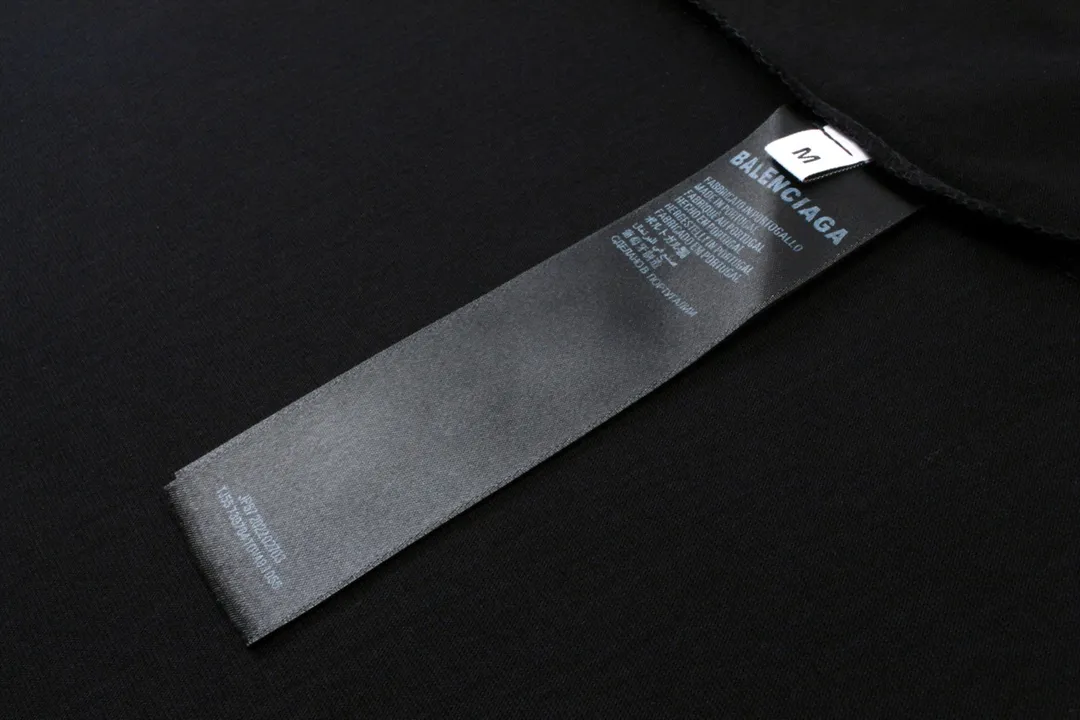 🅿️186 Detailed picture [Top version. Official website quality] BALENCI*GA/Paris. Back LOGO washed and worn series new T-shirt #2024 new style. The reverse stitching design is full of sense. The new LOGO crack printing is used on the back, and the ready-made clothes are washed and worn. Notice! ️This original version is made of reverse stitching, worn and washed to make it old. It is the normal practice in Jubie market #2024 spring and summer brick cabinet synchronization. Welcome to compare. The fabric is made of Paris ZP custom-woven and dyed cotton double yarn, with a weight of 260 grams. The cloth surface is clean. The cloth pattern is clear, soft and comfortable. The threads are dyed with no color difference. The classic letter LOGO is printed with imported environmentally friendly glue. The letters are clear and the effect is three-dimensional. Restore the brick cabinet, adopt OS loose shoulder style. Same style for men and women. Coding: BL223358 Color: black, pink (the price of pink is different) Size: XS to L