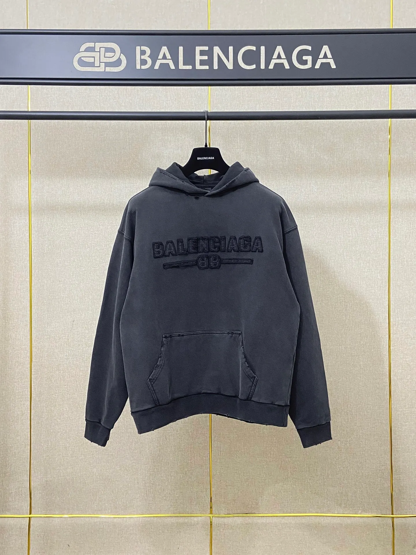 🅿️310 real photos top version [[BALENCIA*GA] official website quality Paris new letter LOGO front patch embroidery hooded sweatshirt OS version loose dropped shoulders Unisex style Fabric: 480g 100% cotton terry David sweater (garment wash) Technology: front patch embroidery garment wash distressed worn shaping solid color Color: washed black Size: XS S M L