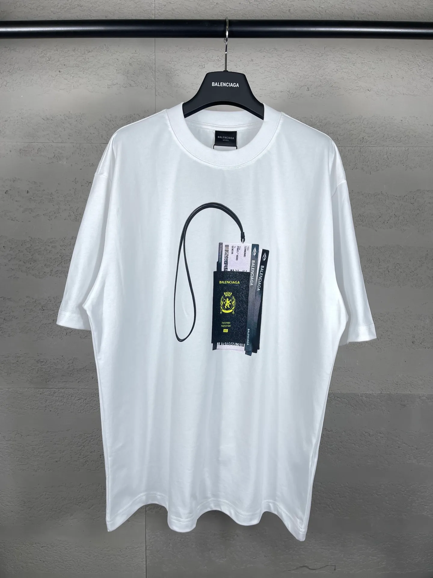 🅿️180 real photos [Top version. Official website quality] BALENCI*GA/Paris. 2024 catwalk new model. Paris. Air ticket passport LOGO printed T-shirt, brick cabinet synchronization. Genuine product developed at the first time, welcome to compare! The fabric is made of Paris ZP custom-woven and dyed cotton double yarn. Weighing 260 grams, the cloth surface is clean. The cloth pattern is clear, soft and comfortable. The threads are dyed with no color difference. The classic LOGO is printed using imported machine-made white ink direct printing. The letters are clear and the effect is three-dimensional. Restore the brick cabinet. Different market currency, welcome to compare, the version adopts OS loose shoulder version. Same style for men and women Coding: BL223310 Color: black, white Size: XS to L