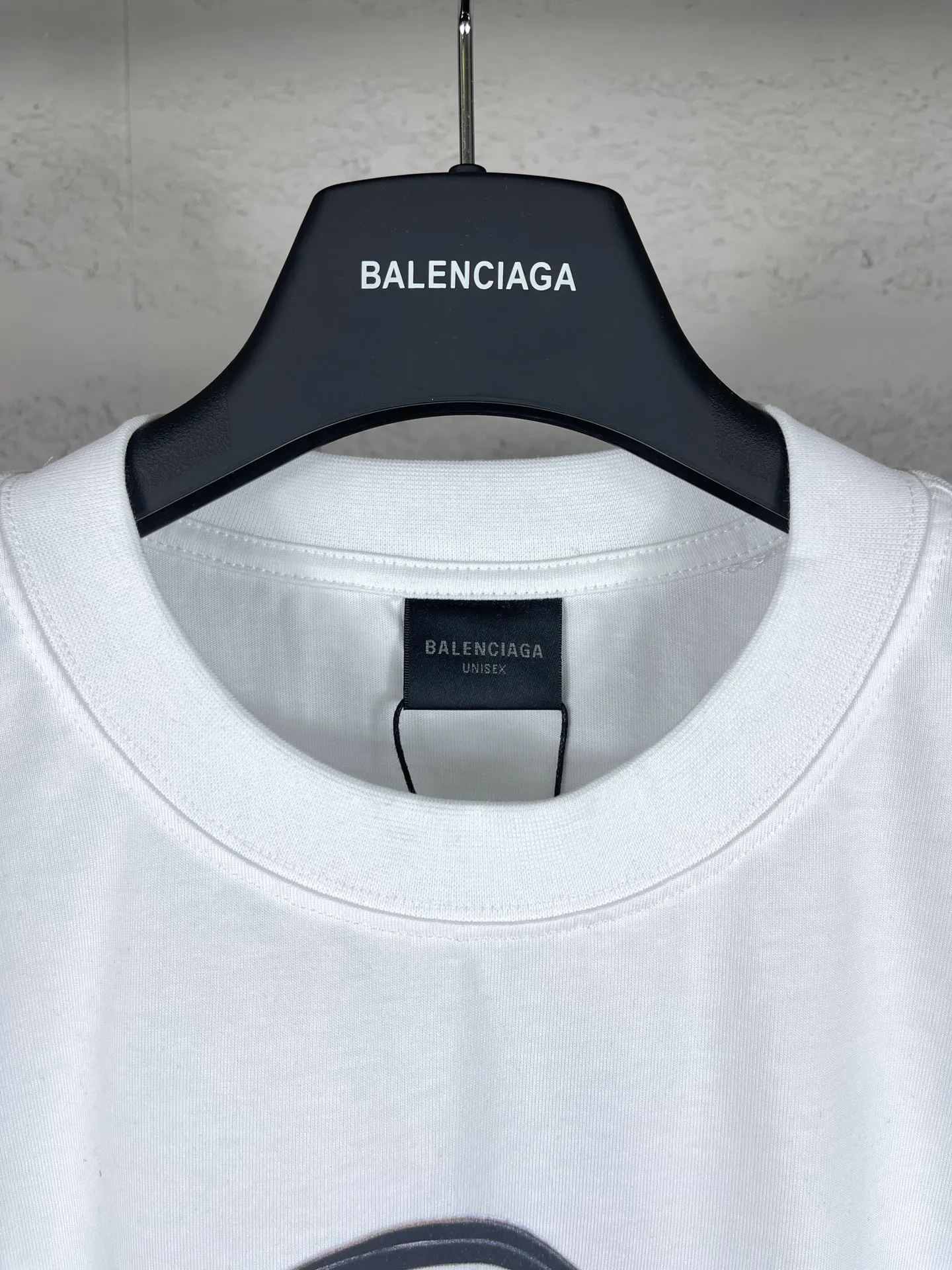 🅿️180 real photos [Top version. Official website quality] BALENCI*GA/Paris. 2024 catwalk new model. Paris. Air ticket passport LOGO printed T-shirt, brick cabinet synchronization. Genuine product developed at the first time, welcome to compare! The fabric is made of Paris ZP custom-woven and dyed cotton double yarn. Weighing 260 grams, the cloth surface is clean. The cloth pattern is clear, soft and comfortable. The threads are dyed with no color difference. The classic LOGO is printed using imported machine-made white ink direct printing. The letters are clear and the effect is three-dimensional. Restore the brick cabinet. Different market currency, welcome to compare, the version adopts OS loose shoulder version. Same style for men and women Coding: BL223310 Color: black, white Size: XS to L