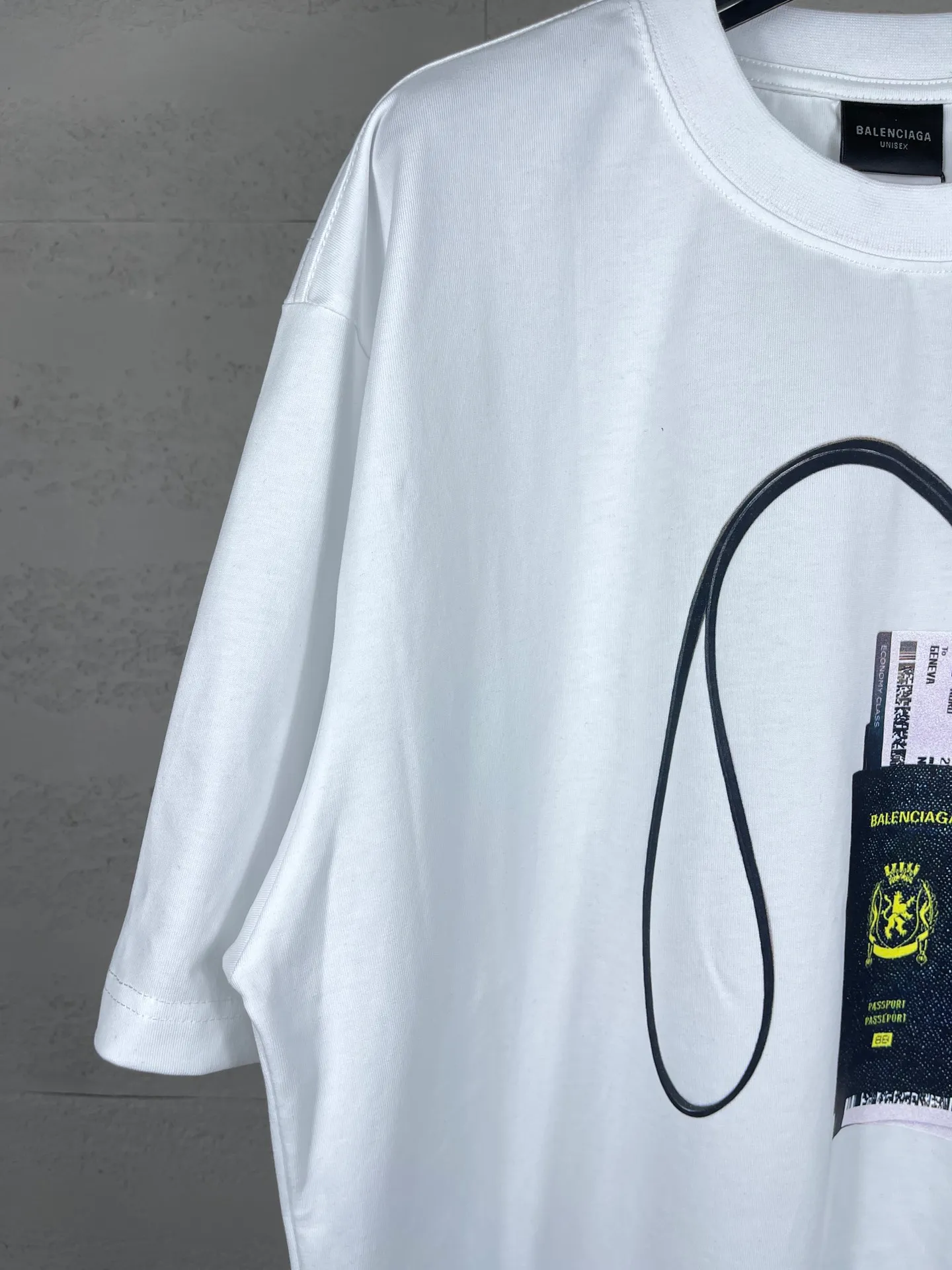 🅿️180 real photos [Top version. Official website quality] BALENCI*GA/Paris. 2024 catwalk new model. Paris. Air ticket passport LOGO printed T-shirt, brick cabinet synchronization. Genuine product developed at the first time, welcome to compare! The fabric is made of Paris ZP custom-woven and dyed cotton double yarn. Weighing 260 grams, the cloth surface is clean. The cloth pattern is clear, soft and comfortable. The threads are dyed with no color difference. The classic LOGO is printed using imported machine-made white ink direct printing. The letters are clear and the effect is three-dimensional. Restore the brick cabinet. Different market currency, welcome to compare, the version adopts OS loose shoulder version. Same style for men and women Coding: BL223310 Color: black, white Size: XS to L