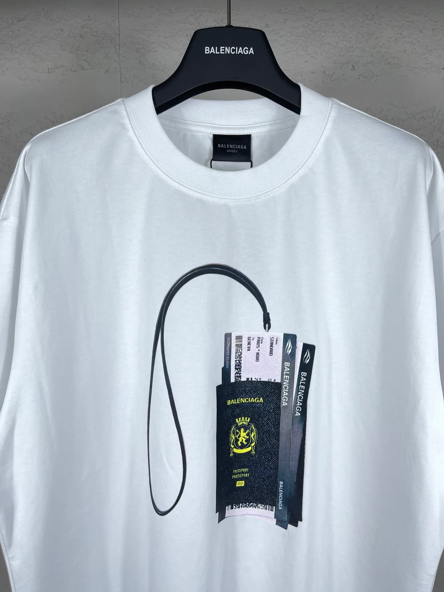 🅿️180 real photos [Top version. Official website quality] BALENCI*GA/Paris. 2024 catwalk new model. Paris. Air ticket passport LOGO printed T-shirt, brick cabinet synchronization. Genuine product developed at the first time, welcome to compare! The fabric is made of Paris ZP custom-woven and dyed cotton double yarn. Weighing 260 grams, the cloth surface is clean. The cloth pattern is clear, soft and comfortable. The threads are dyed with no color difference. The classic LOGO is printed using imported machine-made white ink direct printing. The letters are clear and the effect is three-dimensional. Restore the brick cabinet. Different market currency, welcome to compare, the version adopts OS loose shoulder version. Same style for men and women Coding: BL223310 Color: black, white Size: XS to L