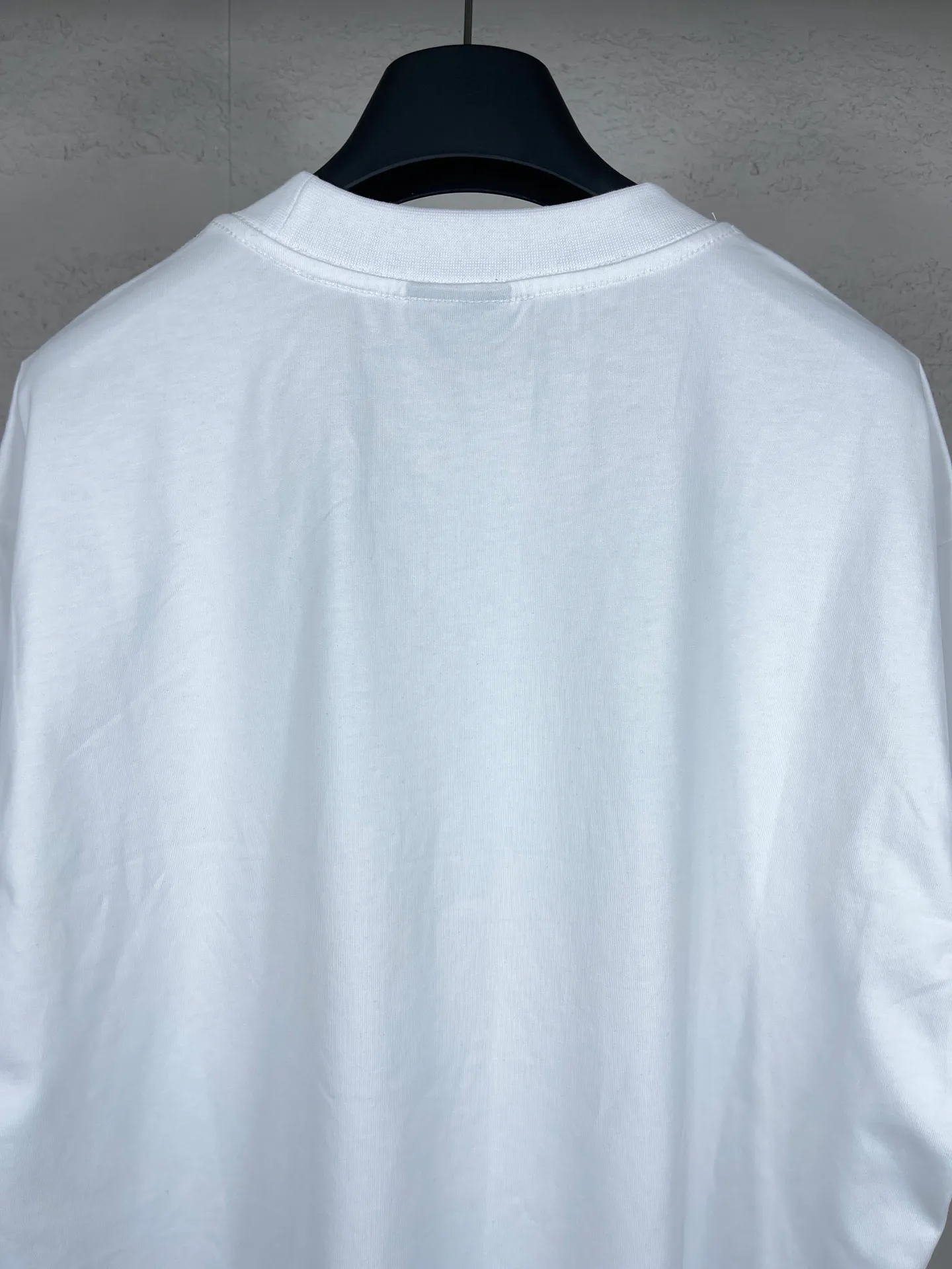 🅿️180 real photos [Top version. Official website quality] BALENCI*GA/Paris. 2024 catwalk new model. Paris. Air ticket passport LOGO printed T-shirt, brick cabinet synchronization. Genuine product developed at the first time, welcome to compare! The fabric is made of Paris ZP custom-woven and dyed cotton double yarn. Weighing 260 grams, the cloth surface is clean. The cloth pattern is clear, soft and comfortable. The threads are dyed with no color difference. The classic LOGO is printed using imported machine-made white ink direct printing. The letters are clear and the effect is three-dimensional. Restore the brick cabinet. Different market currency, welcome to compare, the version adopts OS loose shoulder version. Same style for men and women Coding: BL223310 Color: black, white Size: XS to L