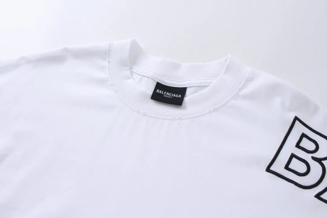 🅿️220 Detailed picture [Top version. Official website quality] BALENCI*GA/Paris BALENCI*GA#2024 latest model, Paris classic letters and large LOGO embroidery. Brick cabinet sync. The first genuine product was developed, with over 200,000 stitches of counter-position embroidery on the chest. Welcome to compare! The fabric is made of Paris ZP custom-woven and dyed 100% cotton double-yarn compact cotton. The weight is 260 grams. The cloth surface is clean. The cloth pattern is clear. It is soft and comfortable. It has good color fastness and is not easy to change color. The threads are woven and dyed with no color difference. The embroidery is done using imported Tajima embroidery machines. Super W needle thread embroidery, accurate positioning, three-dimensional effect, clear lines. No burrs and miscellaneous threads, ultra-high craftsmanship embroidery. The version adopts OS loose shoulder design. Same style for men and women. Code: BL225010 Color: black, white. Size: XS S M L