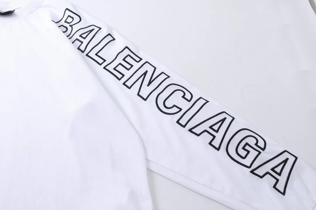 🅿️220 Detailed picture [Top version. Official website quality] BALENCI*GA/Paris BALENCI*GA#2024 latest model, Paris classic letters and large LOGO embroidery. Brick cabinet sync. The first genuine product was developed, with over 200,000 stitches of counter-position embroidery on the chest. Welcome to compare! The fabric is made of Paris ZP custom-woven and dyed 100% cotton double-yarn compact cotton. The weight is 260 grams. The cloth surface is clean. The cloth pattern is clear. It is soft and comfortable. It has good color fastness and is not easy to change color. The threads are woven and dyed with no color difference. The embroidery is done using imported Tajima embroidery machines. Super W needle thread embroidery, accurate positioning, three-dimensional effect, clear lines. No burrs and miscellaneous threads, ultra-high craftsmanship embroidery. The version adopts OS loose shoulder design. Same style for men and women. Code: BL225010 Color: black, white. Size: XS S M L