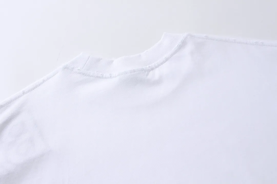 🅿️220 Detailed picture [Top version. Official website quality] BALENCI*GA/Paris BALENCI*GA#2024 latest model, Paris classic letters and large LOGO embroidery. Brick cabinet sync. The first genuine product was developed, with over 200,000 stitches of counter-position embroidery on the chest. Welcome to compare! The fabric is made of Paris ZP custom-woven and dyed 100% cotton double-yarn compact cotton. The weight is 260 grams. The cloth surface is clean. The cloth pattern is clear. It is soft and comfortable. It has good color fastness and is not easy to change color. The threads are woven and dyed with no color difference. The embroidery is done using imported Tajima embroidery machines. Super W needle thread embroidery, accurate positioning, three-dimensional effect, clear lines. No burrs and miscellaneous threads, ultra-high craftsmanship embroidery. The version adopts OS loose shoulder design. Same style for men and women. Code: BL225010 Color: black, white. Size: XS S M L