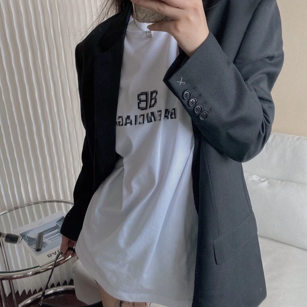 ♻️💯Upper body reference model picture❤️Top tested version Balenciaga BALENCIAGA 22S early spring new fashion hole phantom mosaic blurred letters loose male and female couple pure cotton short-sleeved T-shirt The fabric is made of 32s 260g combed pure cotton fabric with extremely high density. The chest is printed with digital direct printing, which creates a blurry mathematical pattern with a dizzy effect. It restores the hazy gradient phantom printing of the English "Balenciaga" on the chest without any difference. The intercalated gray is a yarn-dyed fabric, and the yarn is dyed first and then woven. Feel free to compare.  Color: Black White Size: XS-L P: 250
