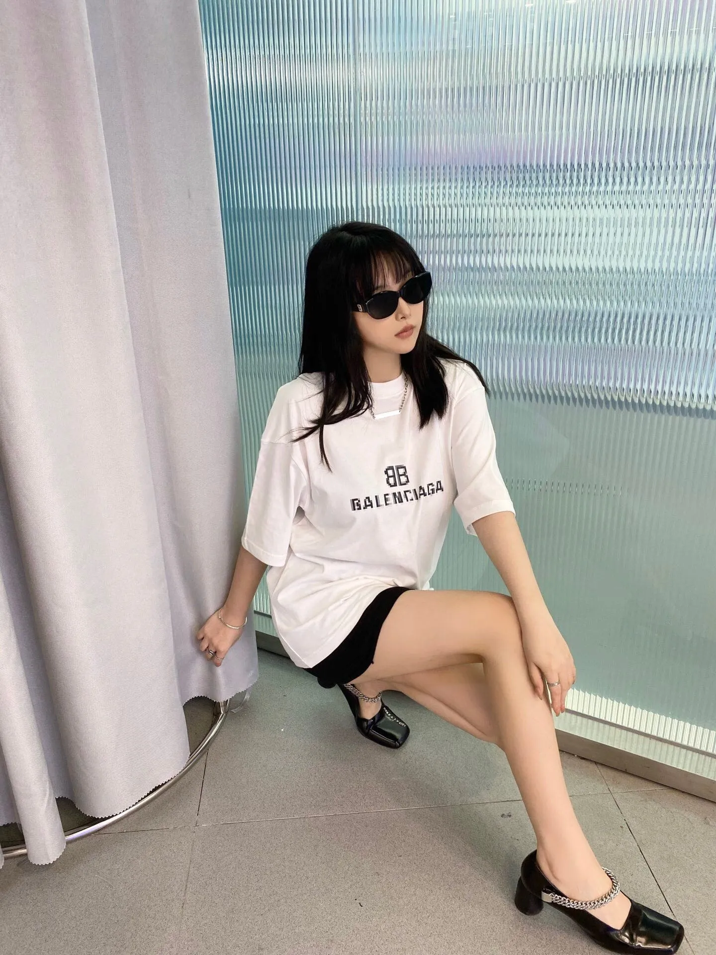 ♻️💯Upper body reference model picture❤️Top tested version Balenciaga BALENCIAGA 22S early spring new fashion hole phantom mosaic blurred letters loose male and female couple pure cotton short-sleeved T-shirt The fabric is made of 32s 260g combed pure cotton fabric with extremely high density. The chest is printed with digital direct printing, which creates a blurry mathematical pattern with a dizzy effect. It restores the hazy gradient phantom printing of the English "Balenciaga" on the chest without any difference. The intercalated gray is a yarn-dyed fabric, and the yarn is dyed first and then woven. Feel free to compare.  Color: Black White Size: XS-L P: 250
