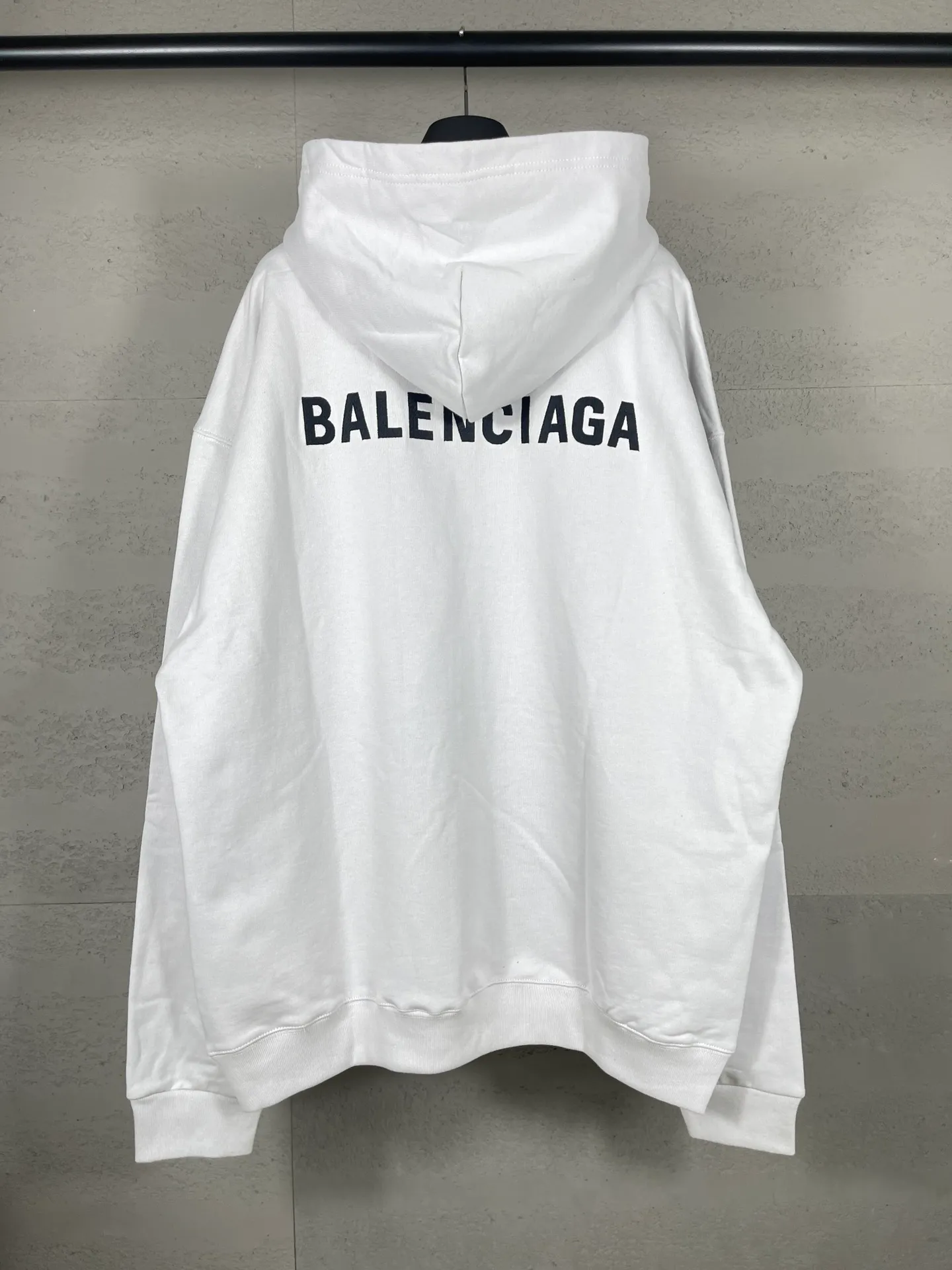 🅿️300 Detailed picture [Top version. Official website quality] BALENCI*GA/Paris#Classic model. Classic LOGO letter embroidered long-sleeved hooded sweatshirt on the front and back. 2024 autumn and winter brick cabinet synchronization.                       The fabric is made of Paris ZP custom-woven and dyed cotton double yarn David coat. The weight is 450 grams. The cloth surface is clean. The cloth pattern is clear, soft and comfortable. The threads are dyed with no color difference. The classic letters are embroidered with an imported Tajima embroidery machine. The letters are clear and the effect is three-dimensional, restoring the brick cabinet. The version adopts the OS loose shoulder style. The same style for men and women. Coding: BL238039 Color: black, ash, purple, khaki, off-white Size: XS S M L