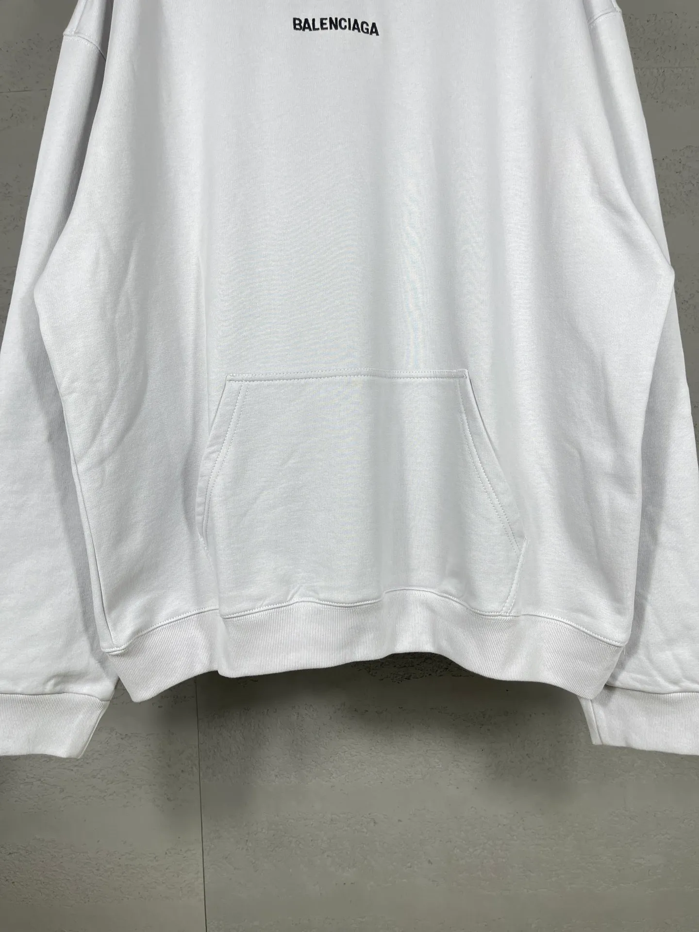 🅿️300 Detailed picture [Top version. Official website quality] BALENCI*GA/Paris#Classic model. Classic LOGO letter embroidered long-sleeved hooded sweatshirt on the front and back. 2024 autumn and winter brick cabinet synchronization.                       The fabric is made of Paris ZP custom-woven and dyed cotton double yarn David coat. The weight is 450 grams. The cloth surface is clean. The cloth pattern is clear, soft and comfortable. The threads are dyed with no color difference. The classic letters are embroidered with an imported Tajima embroidery machine. The letters are clear and the effect is three-dimensional, restoring the brick cabinet. The version adopts the OS loose shoulder style. The same style for men and women. Coding: BL238039 Color: black, ash, purple, khaki, off-white Size: XS S M L