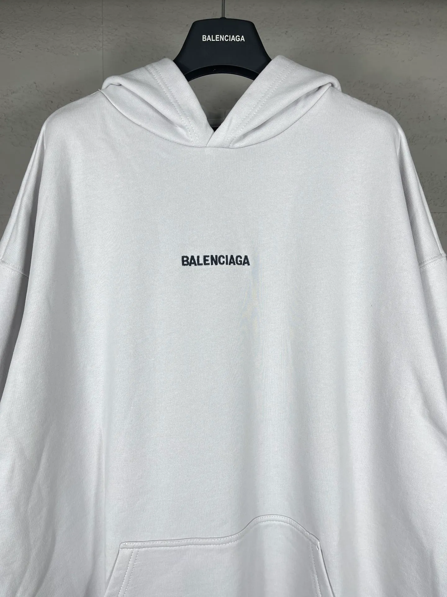 🅿️300 Detailed picture [Top version. Official website quality] BALENCI*GA/Paris#Classic model. Classic LOGO letter embroidered long-sleeved hooded sweatshirt on the front and back. 2024 autumn and winter brick cabinet synchronization.                       The fabric is made of Paris ZP custom-woven and dyed cotton double yarn David coat. The weight is 450 grams. The cloth surface is clean. The cloth pattern is clear, soft and comfortable. The threads are dyed with no color difference. The classic letters are embroidered with an imported Tajima embroidery machine. The letters are clear and the effect is three-dimensional, restoring the brick cabinet. The version adopts the OS loose shoulder style. The same style for men and women. Coding: BL238039 Color: black, ash, purple, khaki, off-white Size: XS S M L