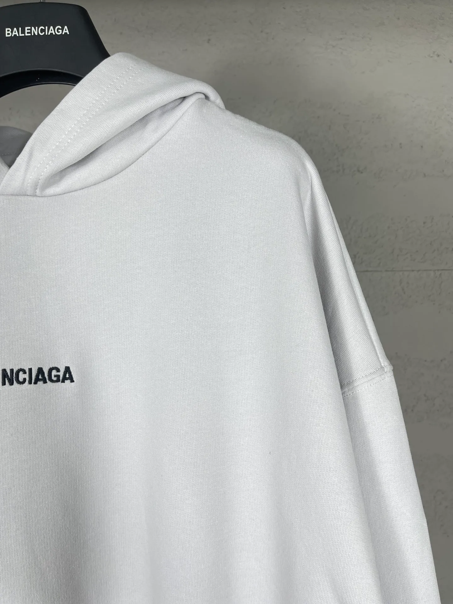 🅿️300 Detailed picture [Top version. Official website quality] BALENCI*GA/Paris#Classic model. Classic LOGO letter embroidered long-sleeved hooded sweatshirt on the front and back. 2024 autumn and winter brick cabinet synchronization.                       The fabric is made of Paris ZP custom-woven and dyed cotton double yarn David coat. The weight is 450 grams. The cloth surface is clean. The cloth pattern is clear, soft and comfortable. The threads are dyed with no color difference. The classic letters are embroidered with an imported Tajima embroidery machine. The letters are clear and the effect is three-dimensional, restoring the brick cabinet. The version adopts the OS loose shoulder style. The same style for men and women. Coding: BL238039 Color: black, ash, purple, khaki, off-white Size: XS S M L