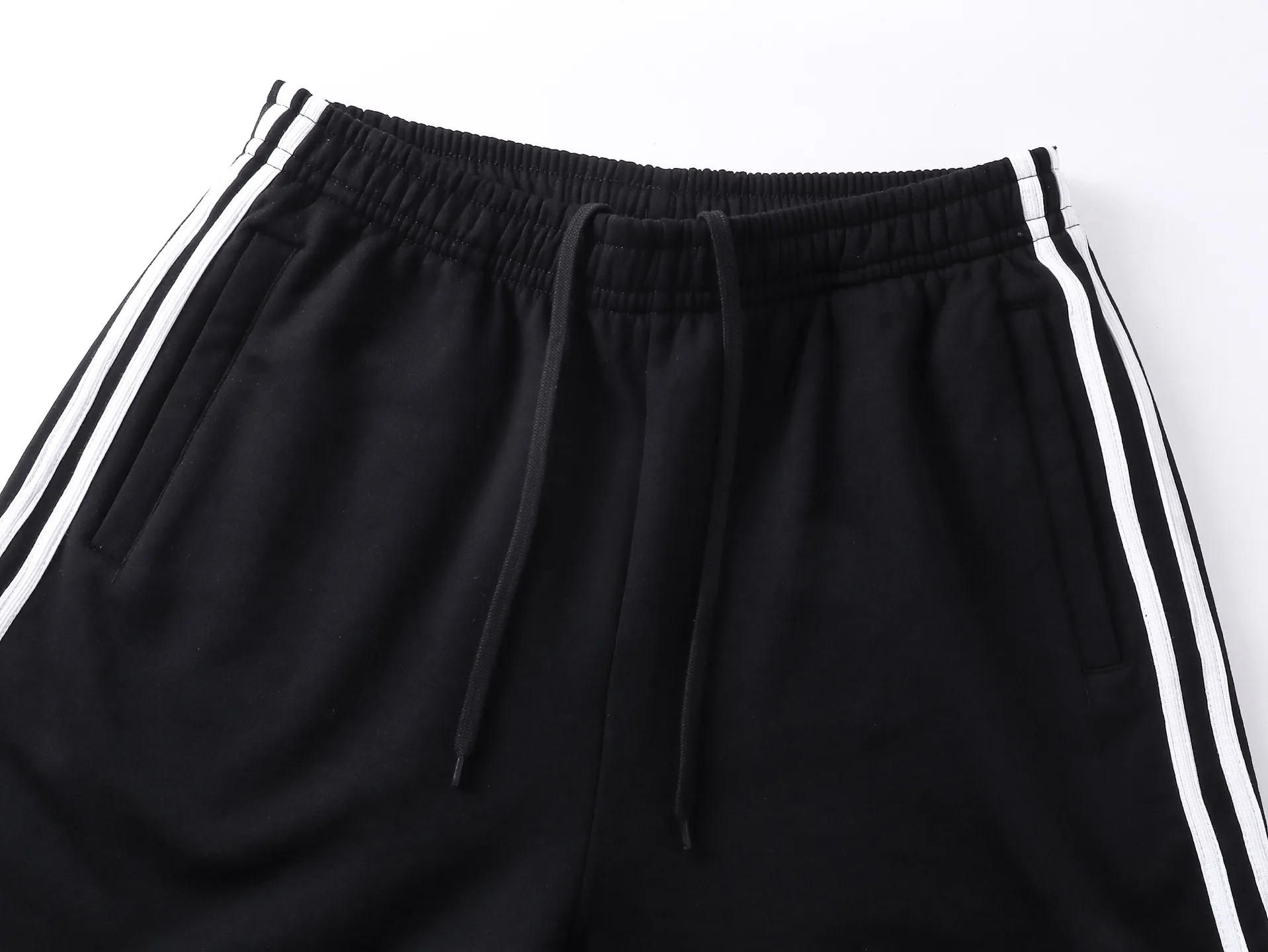 🅿️240 real shots [Top version. Official website quality] BALENCI*GA/Paris. 2025 new model. Paris co-branded adidas clover embroidered side seams. Invisible zipper shorts at the pocket. Brick cabinet synchronization. Genuine product developed at the first time, please print and compare! The fabric is made of Paris ZP custom-woven and dyed 100% cotton terry sweatshirt. The weight is 460 grams. The cloth surface is clean. The cloth pattern is clear and the hand feels soft and comfortable. The embroidery uses an imported Tajima embroidery machine. The letters are clear and the effect is three-dimensional. The version adopts a loose version. Same style for men and women. Code: BL257029 Color: black, white Size: XS S M L