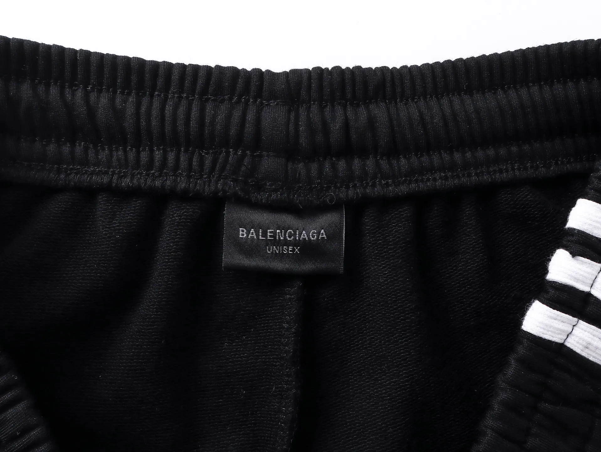 🅿️240 real shots [Top version. Official website quality] BALENCI*GA/Paris. 2025 new model. Paris co-branded adidas clover embroidered side seams. Invisible zipper shorts at the pocket. Brick cabinet synchronization. Genuine product developed at the first time, please print and compare! The fabric is made of Paris ZP custom-woven and dyed 100% cotton terry sweatshirt. The weight is 460 grams. The cloth surface is clean. The cloth pattern is clear and the hand feels soft and comfortable. The embroidery uses an imported Tajima embroidery machine. The letters are clear and the effect is three-dimensional. The version adopts a loose version. Same style for men and women. Code: BL257029 Color: black, white Size: XS S M L