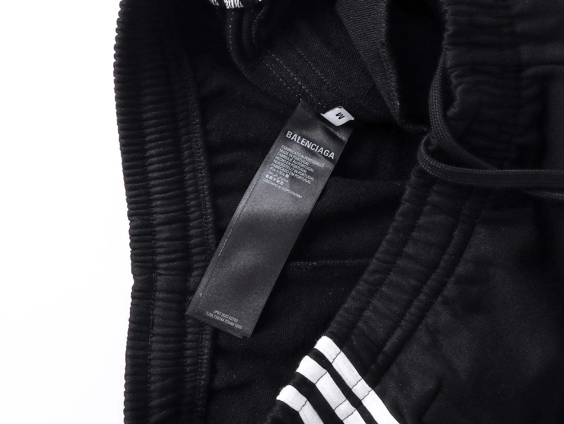 🅿️240 real shots [Top version. Official website quality] BALENCI*GA/Paris. 2025 new model. Paris co-branded adidas clover embroidered side seams. Invisible zipper shorts at the pocket. Brick cabinet synchronization. Genuine product developed at the first time, please print and compare! The fabric is made of Paris ZP custom-woven and dyed 100% cotton terry sweatshirt. The weight is 460 grams. The cloth surface is clean. The cloth pattern is clear and the hand feels soft and comfortable. The embroidery uses an imported Tajima embroidery machine. The letters are clear and the effect is three-dimensional. The version adopts a loose version. Same style for men and women. Code: BL257029 Color: black, white Size: XS S M L
