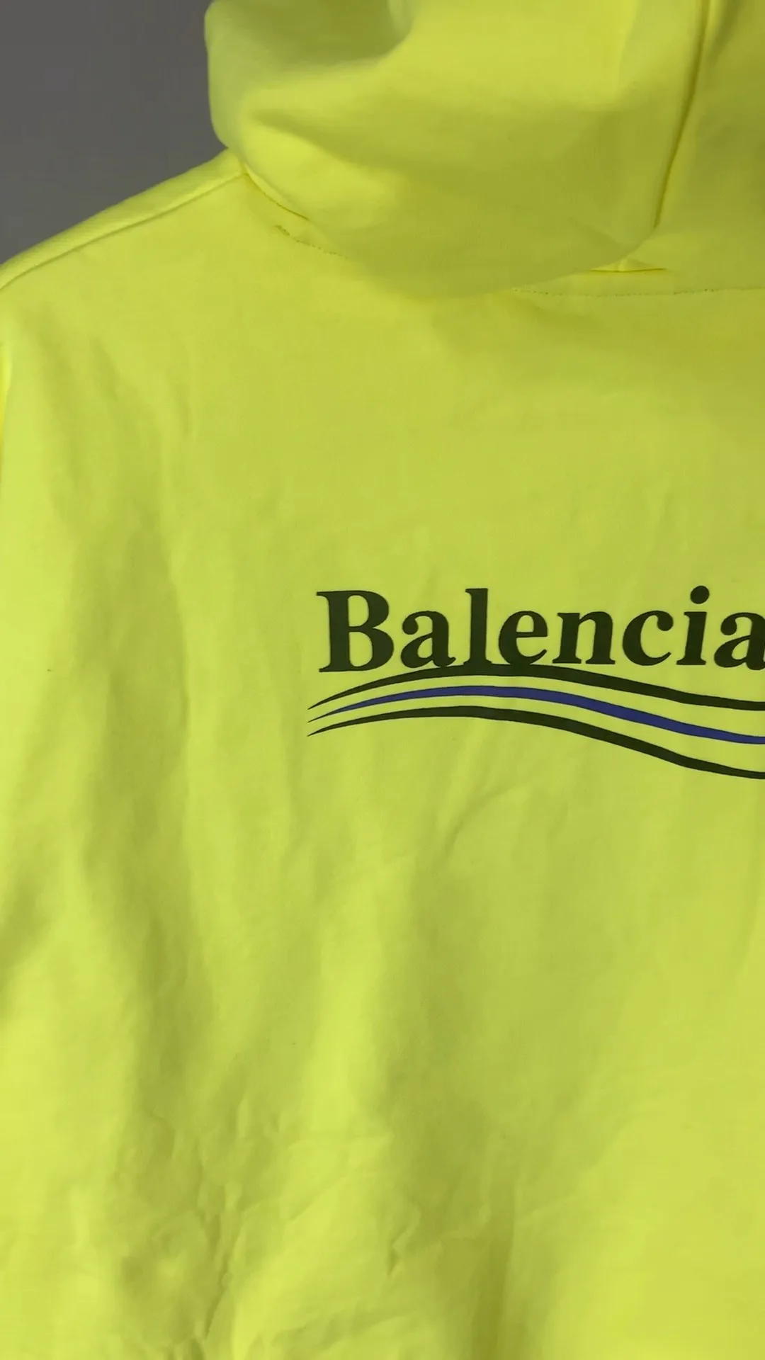Actual video shot——[New color] Balenciaga BALENCIAGA classic cola wave print hooded sweatshirt, ZP original version development, 1:1 customized accessories, packaging (including logo Sydney paper + new main mark + washing + hang tag) The whole sweatshirt is made of 460g pure cotton large terry, and the wet weight can reach 490, which is full of thickness The printing uses the Israeli Kornit digital direct-injection process. The dye is added with 0.028 granular nano-plastics. When sprayed on the fabric, it has strong adhesion and is not afraid of strong washing and exposure (it is recommended to take care of the clothes), ensuring that the printing will not fall off after wearing. Customized washing, labeling, accessories, and hardware can reach professional standards. Whole piece of clothing, hat string, thread, fabric, produced in the same vat, 0 color difference, color: fluorescent yellow (custom dyed in vat), size: XS-L P:510