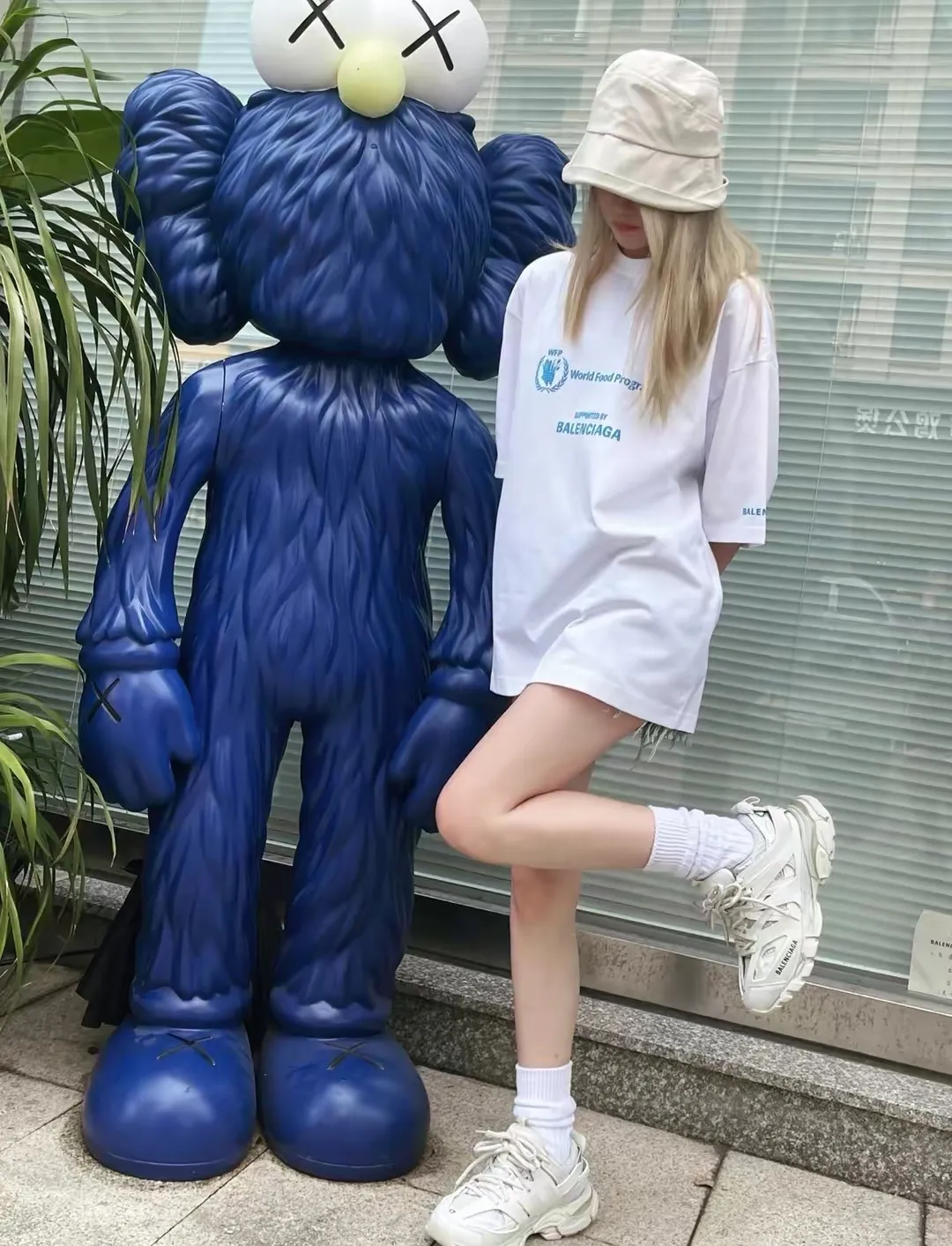 ♻️💯Reference model picture for the upper body❤️The top version of Balenciaga Balenciaga 22SS new WFP World Food Agency male and female couple star same style short-sleeved T-shirt. The fabric is made of 32S 280g double yarn pure cotton fabric. It does not pill and feels very good. It has been printed and dressed up dozens of times in order to achieve a 1:1 effect. All imported slurries are used. Proportional foaming powder is added to the slurry to foam at high temperatures. The printing convex effect is very good, and does not shed powder or break. Washable and environmentally friendly printing on the front and back panels. The entire printing process takes a long time. The hem and cuffs are all customized threads. There is no error in dyeing in the same vat. The workmanship is perfect. The accessories are all customized. This year's hot trend in the market. Many Internet celebrity tops. Very trendy. Same style for men and women. OverSzie version. Color: black, white, dark khaki, fluorescent green. Size: XS-L P:270